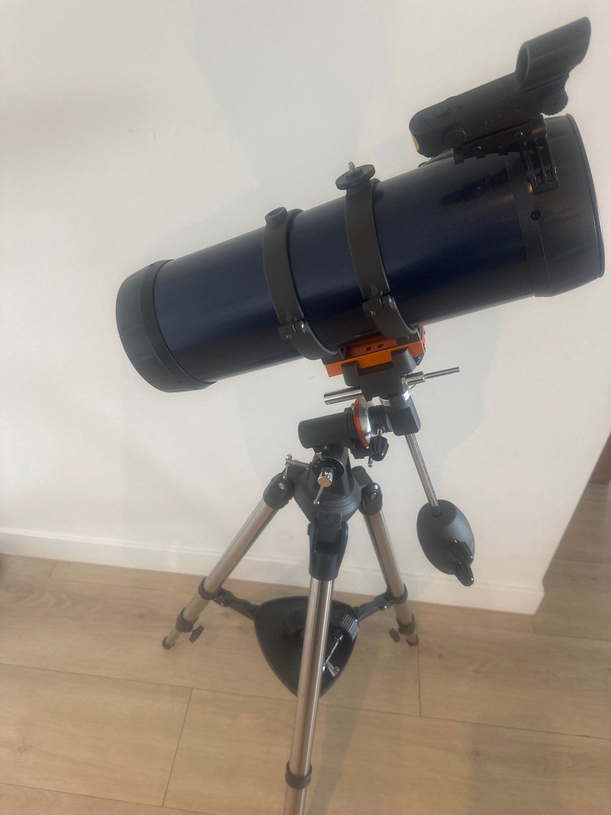 Nieuwe telescoop -  CELESTRON AstroMaster 114 EQ  One Size, 80 tot 200 mm, Met statief, Zo goed als nieuw, Spiegeltelescoop (reflector)