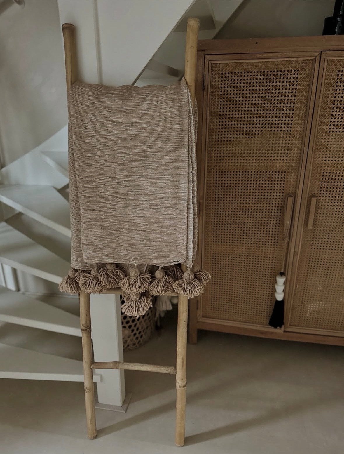 Plaid gemêleerd met pompons - 140 x 190 cm, Beige, Met franjes/kwastjes, Nieuw, Ophalen of Verzenden