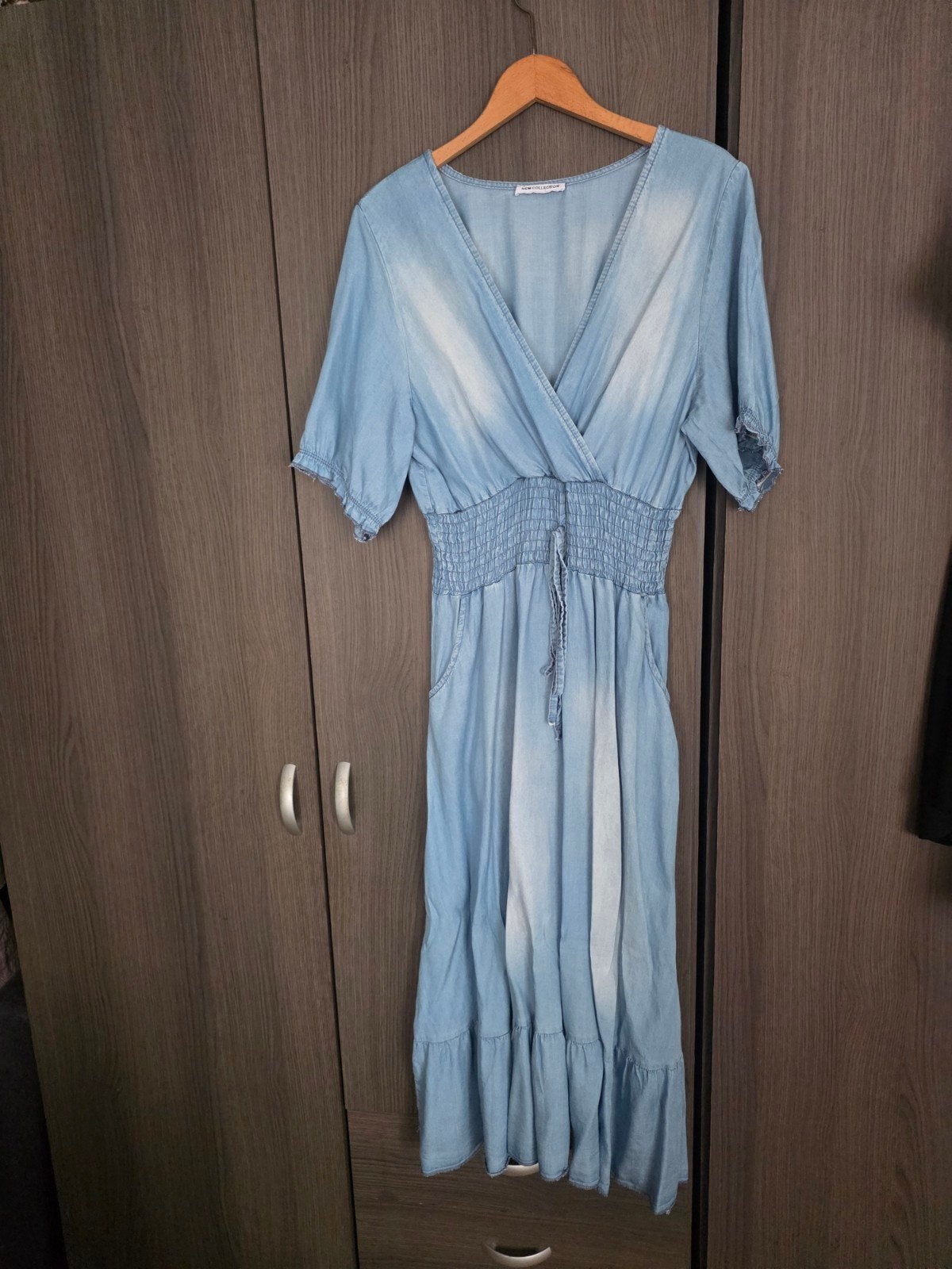 Zomerse spijkerjurk met V-hals en elastische taille, Kleding | Dames, Maat 38/40 (M), Blauw, Ophalen of Verzenden, Onder de knie