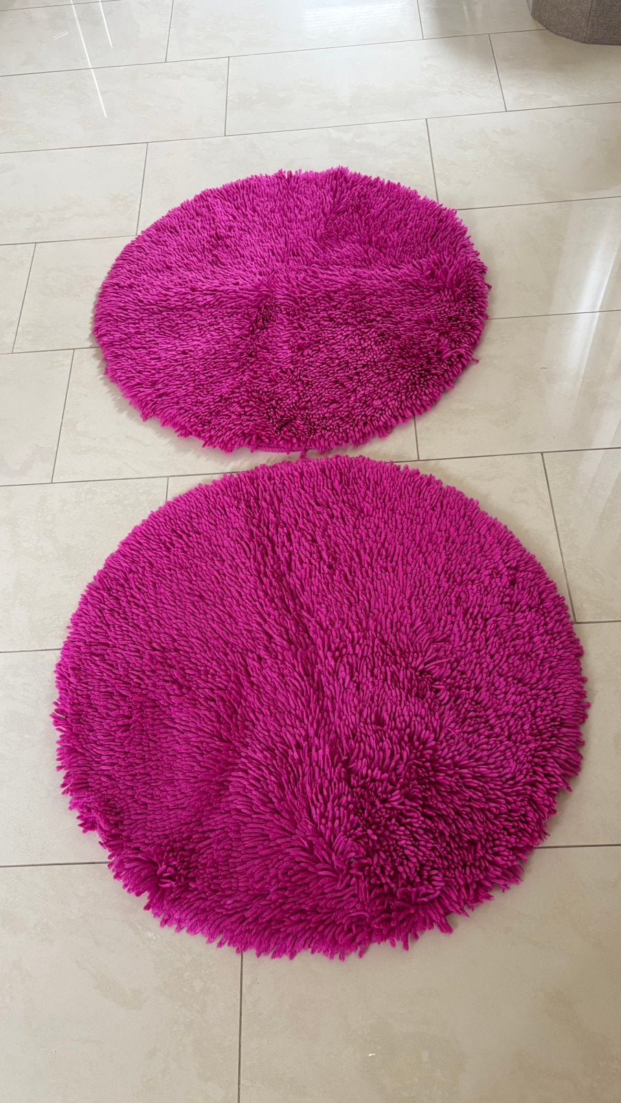 2 ronde badmatten 70cm met antislip en bijpassende handdoeke, Ophalen, Gebruikt, Roze, Badmat