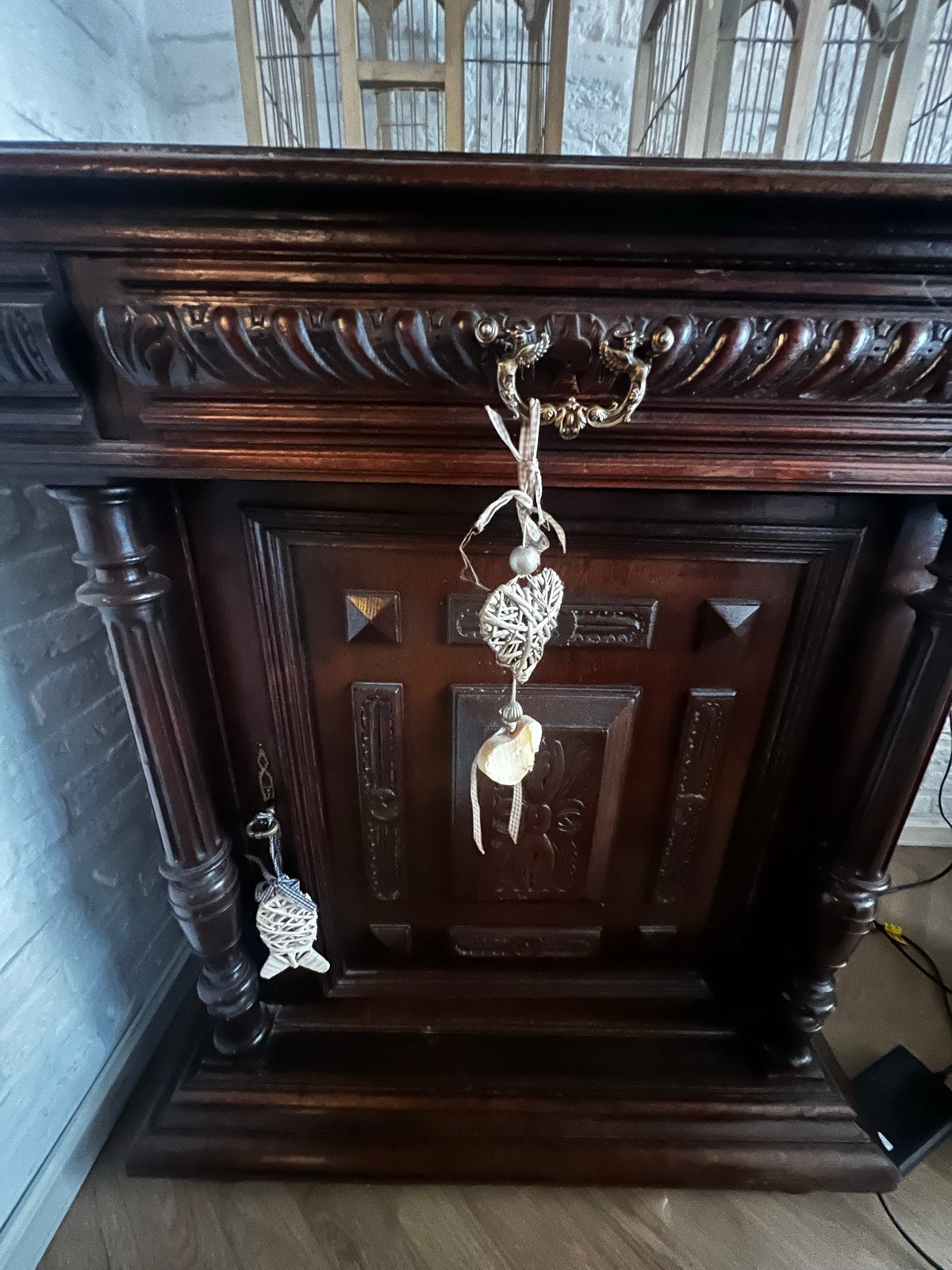 Antieke houten kast met sierlijk snijwerk - Henry 2 deux, Ophalen
