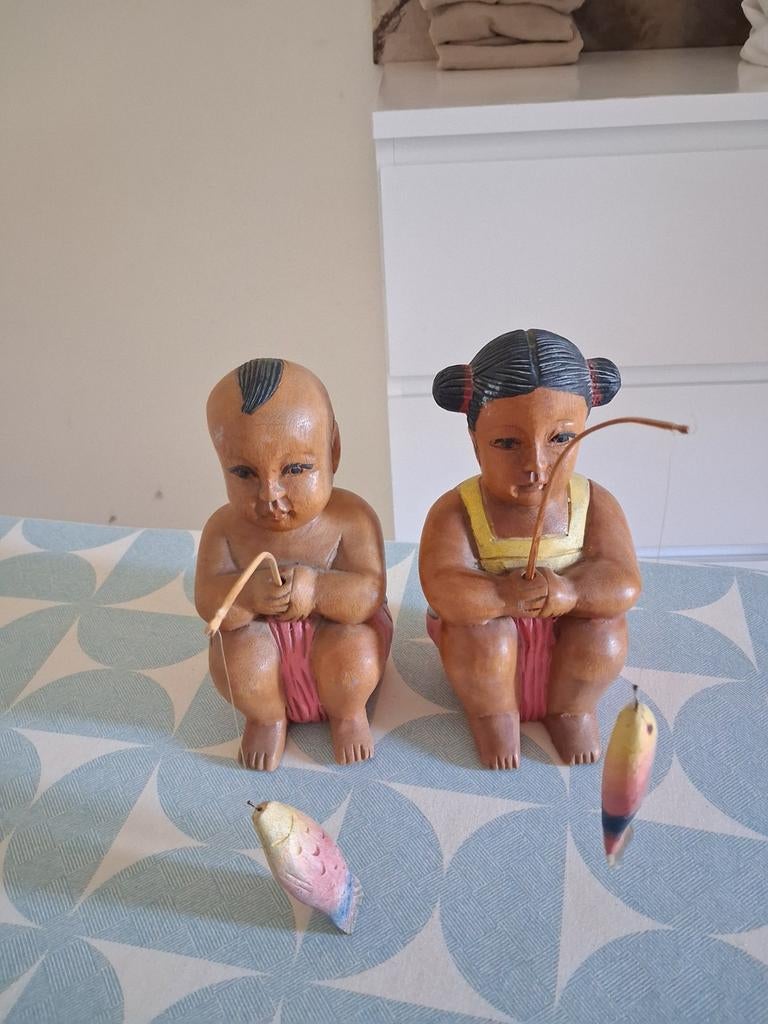 Houten beeldjes visser en vissersvrouw met vis, Minder dan 20 cm, Handgemaakt, Ophalen of Verzenden, Scène