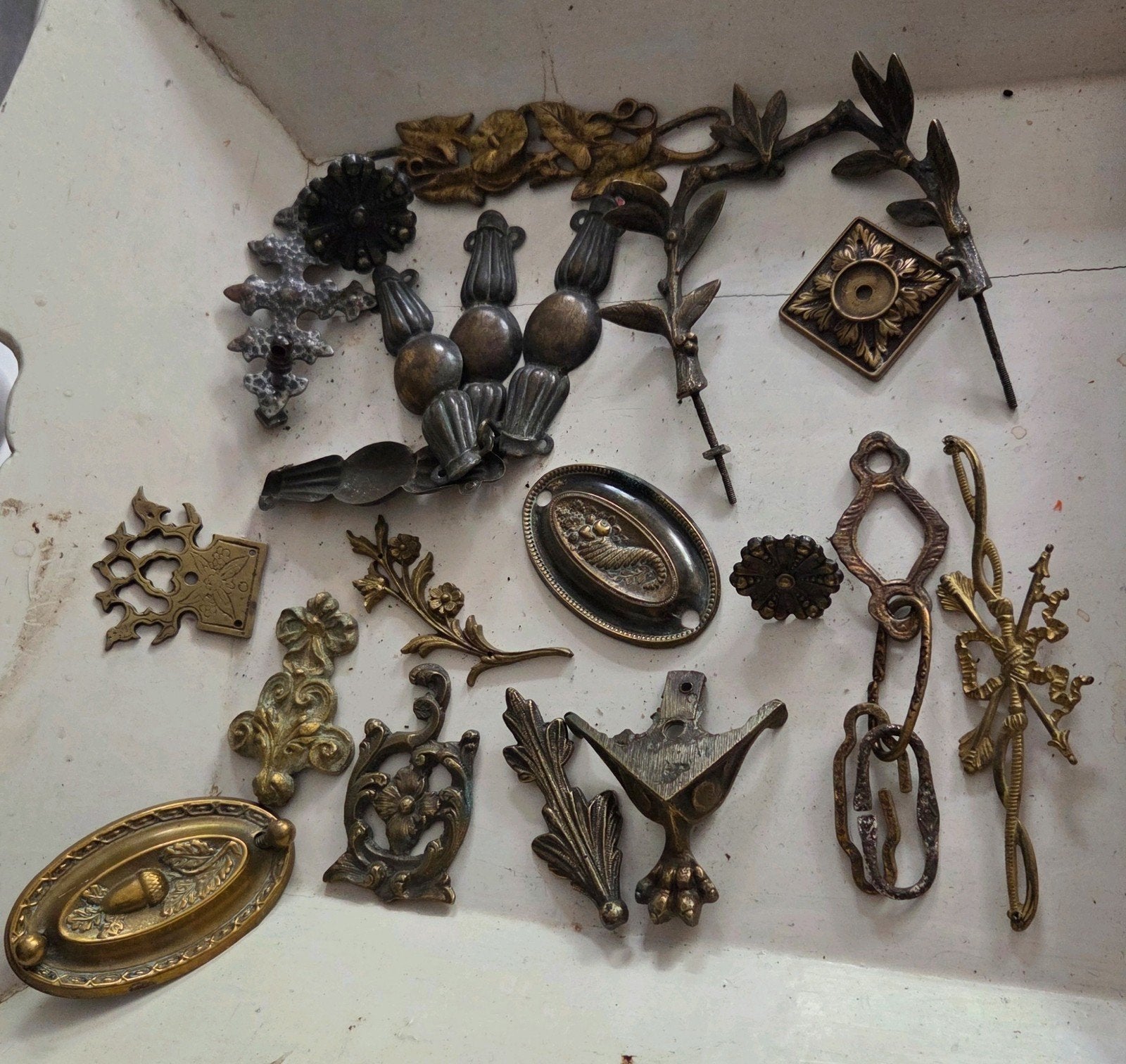 20 antieke Ornamenten diverse brons
 in 1 koop, Ophalen of Verzenden