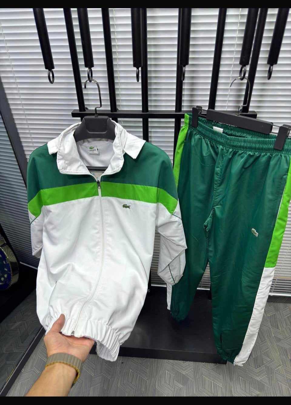 Lacoste Tweedelig Trainingspak - Wind- en Regenbestendig, Nieuw, Overige maten, Ophalen of Verzenden, Groen