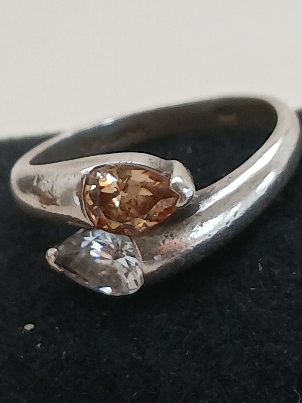 Zilveren ring met druppelvormig design en 2 steentjes, Ophalen of Verzenden