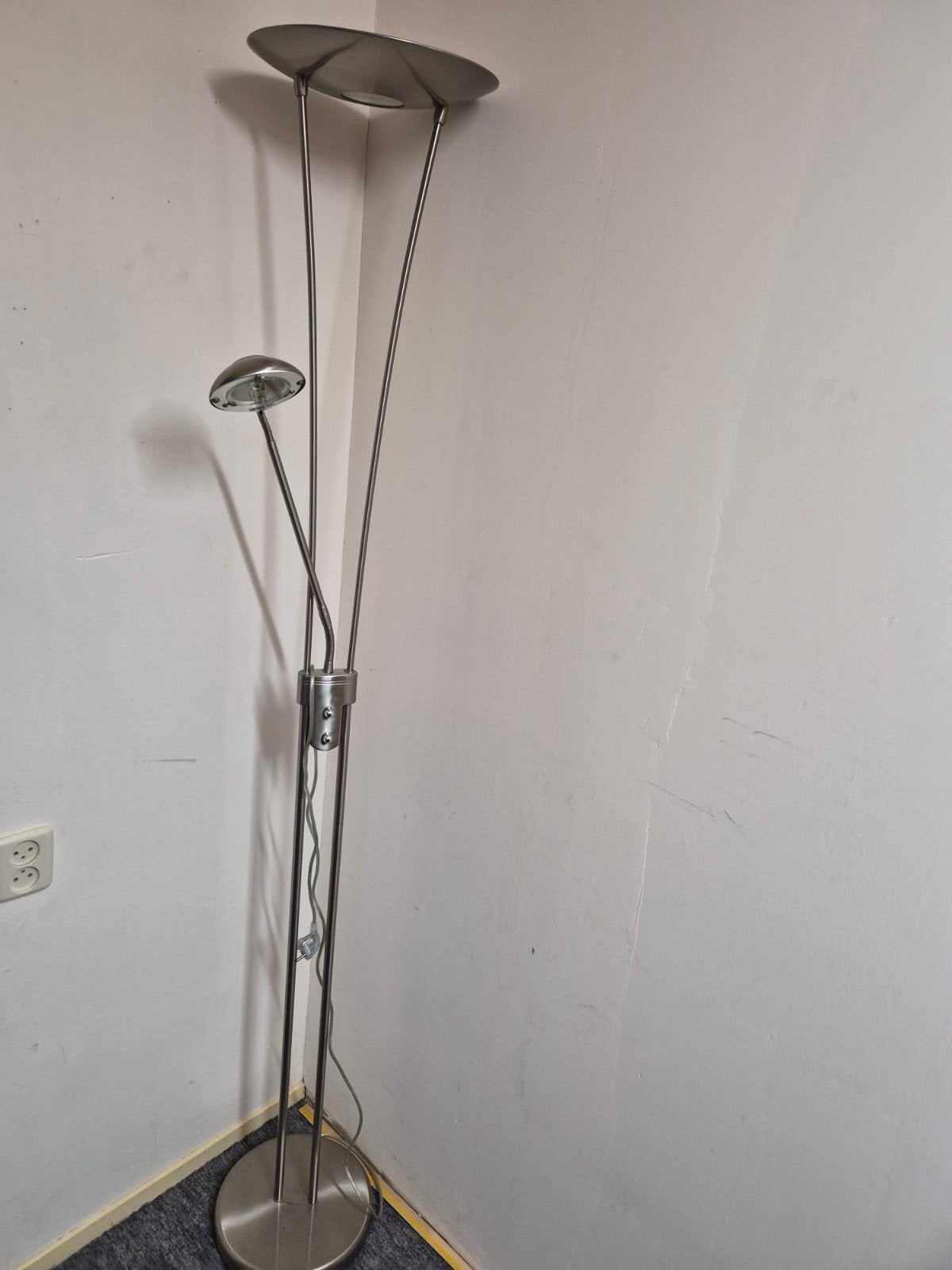 Moderne staande lamp met leeslamp - geborsteld metaal, Ophalen, Gebruikt, Overige fittingen, Metaal