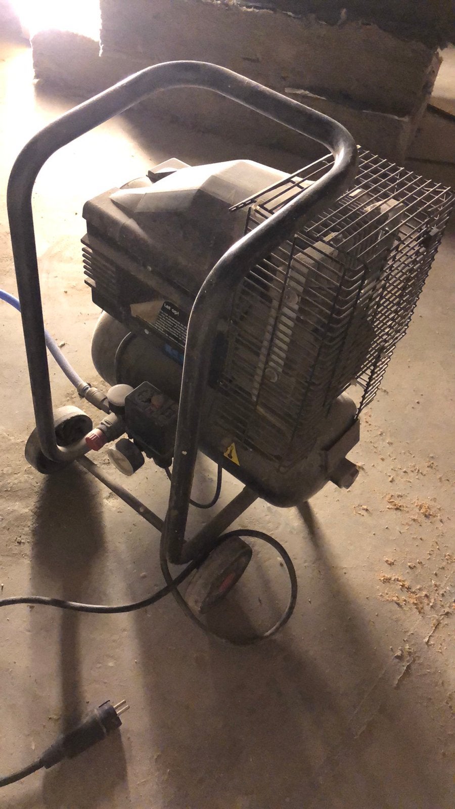 Compressor, Doe-het-zelf en Verbouw, Compressors, Gebruikt, 6 tot 10 bar, Ophalen of Verzenden, Minder dan 200 liter/min