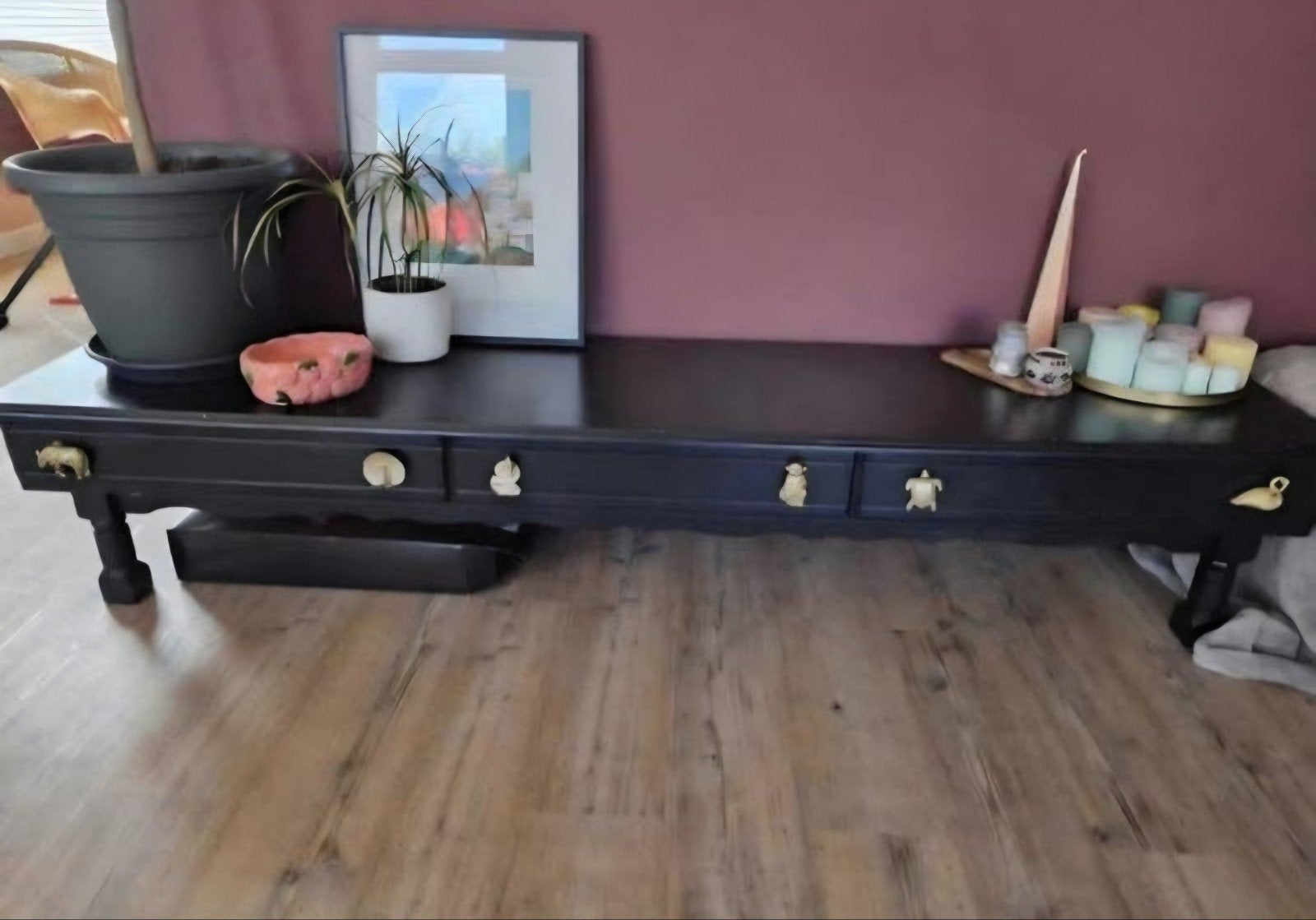 Zwarte salontafel met gouden dierenknoppen, Huis en Inrichting, Tafels | Salontafels, Overige houtsoorten, Gebruikt, 200 cm of meer