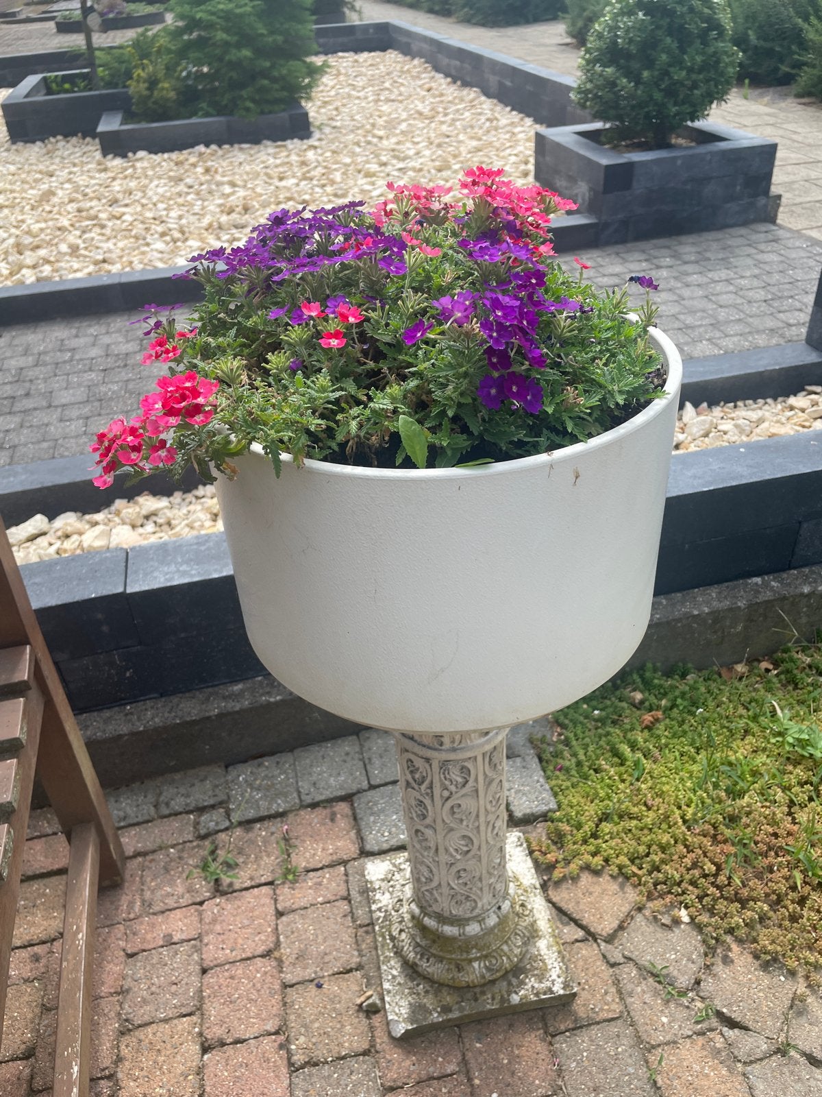 Witte bloempot op sokkel met kleurrijke bloemen, Ophalen, Gebruikt, Balkon, Minder dan 60 cm