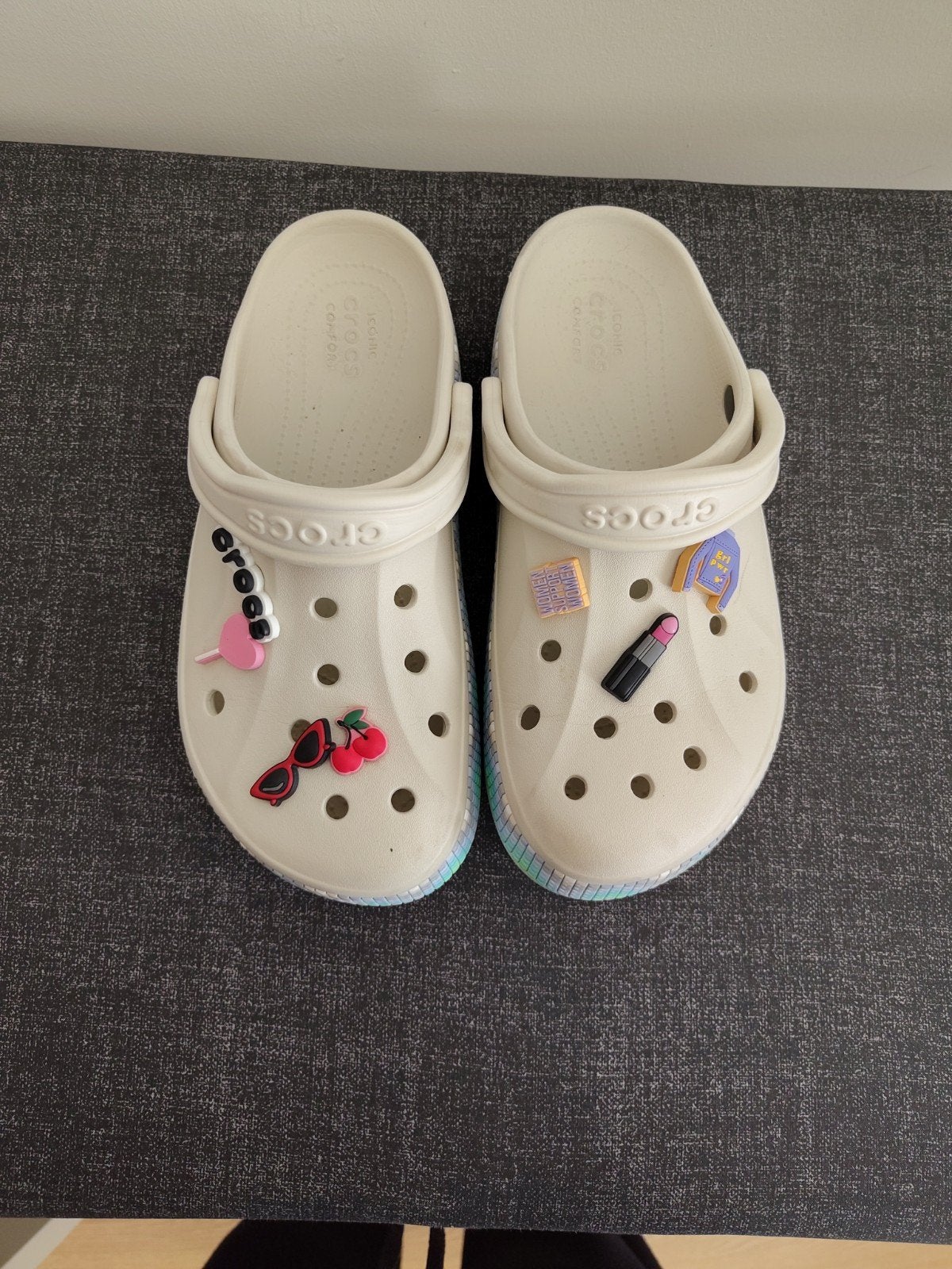 Crocs maat 39/40 (25 cm) met 'Girl Power' Jibbitz, Slippers, Overige kleuren, Ophalen of Verzenden, Crocs