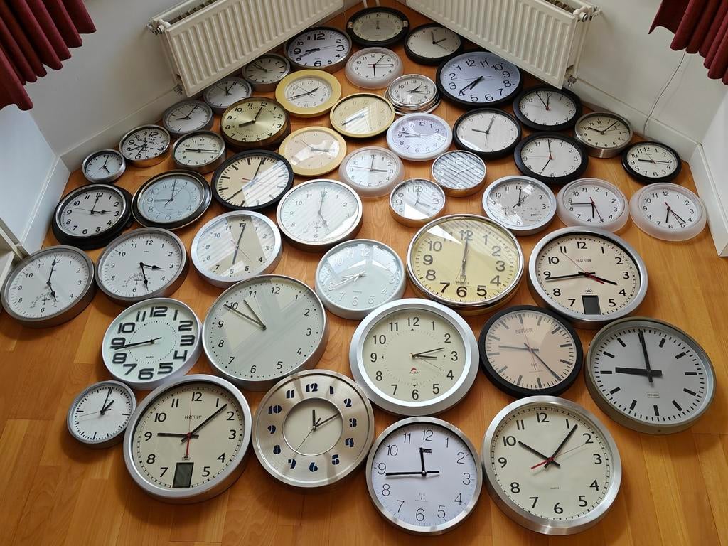 Een wand vol klokken, verschillend van grootte, Ophalen, Wandklok