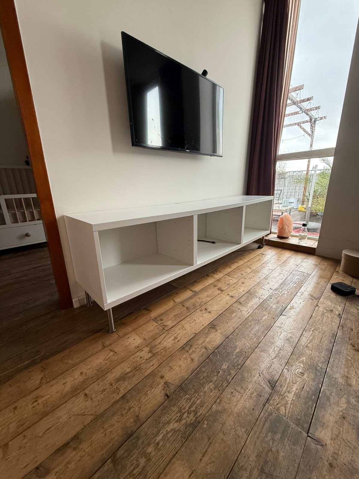 IKEA TV-meubel wit extra breed op RVS poten, Ophalen, 150 tot 200 cm, Zo goed als nieuw, Minder dan 100 cm