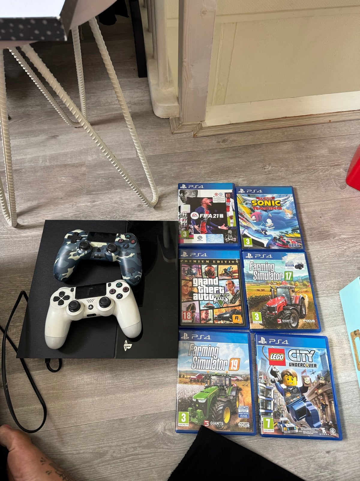 PS4 met 2 controllers en 6 spellen, Ophalen, Gebruikt, Zwart, Met games