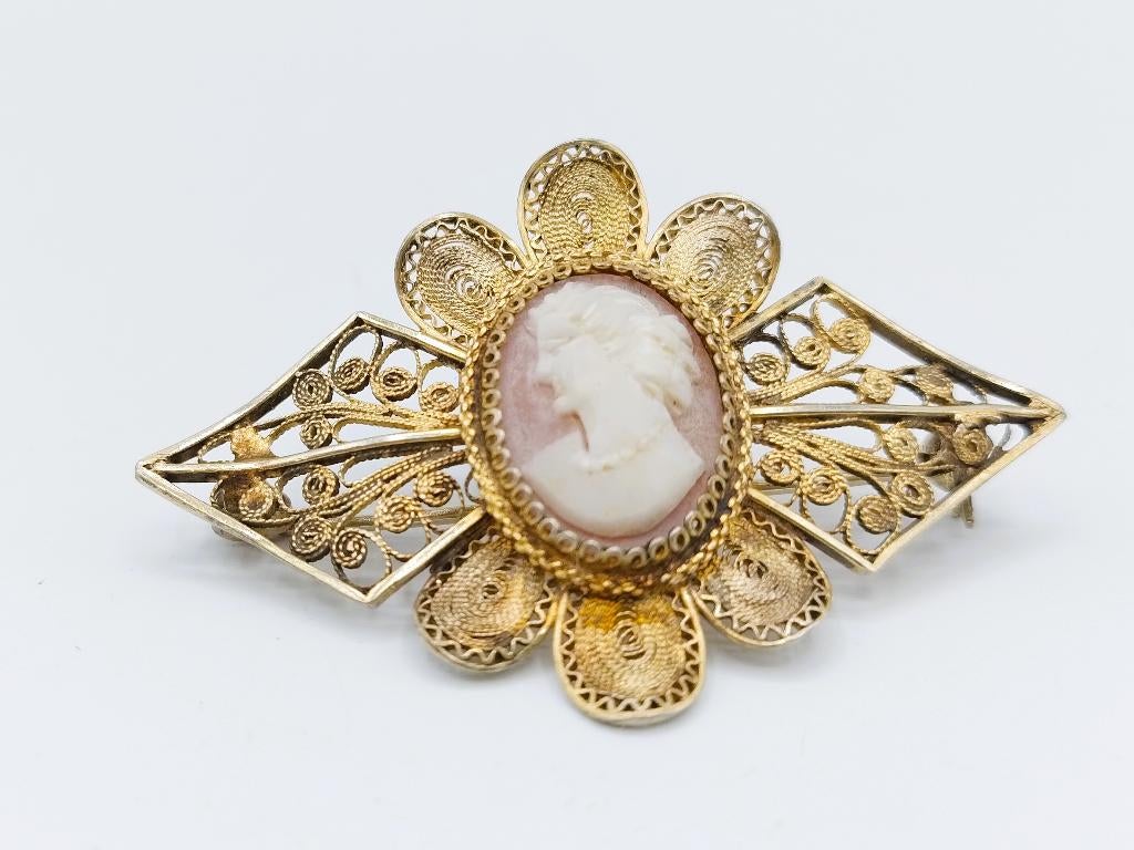 Goud vergulde zilveren filigrein broche bezet met camee, 900