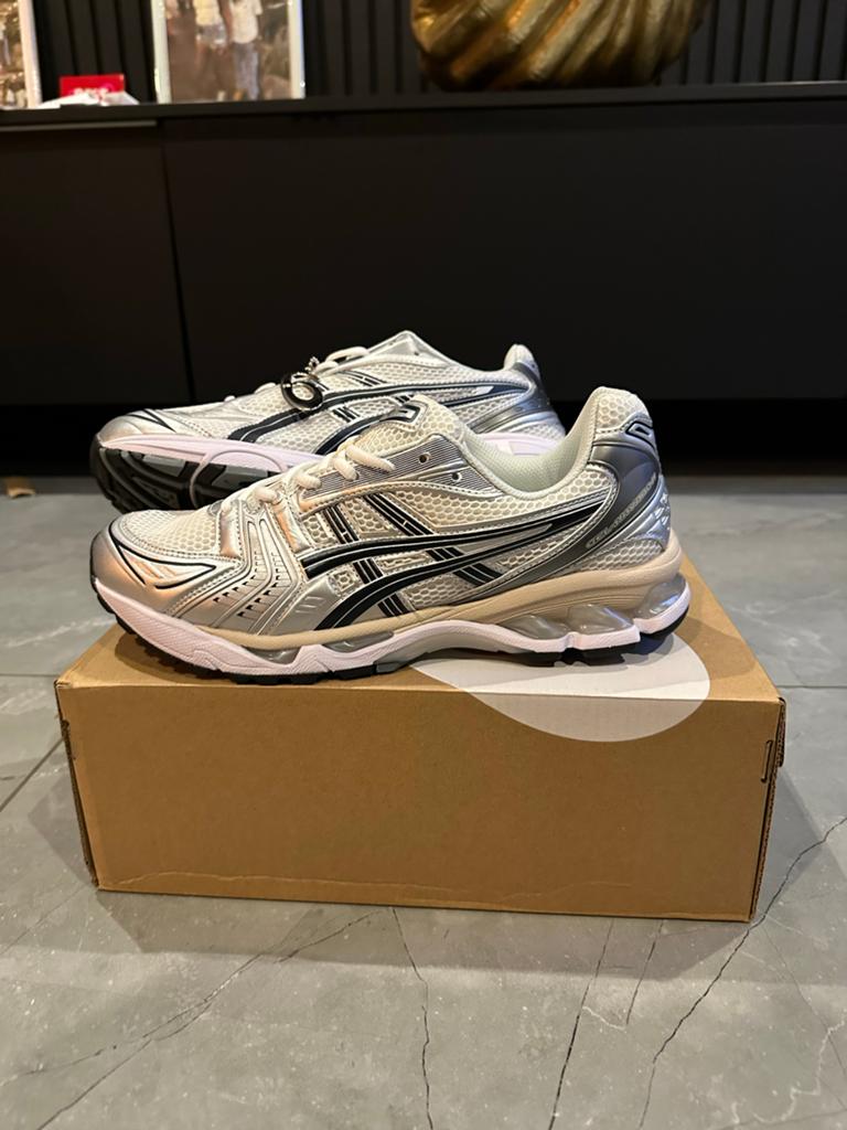 ASICS Gel-Kayano 14 - Maat 45 Nieuw in doos, Kleding | Dames, Schoenen, Ophalen of Verzenden, Nieuw, Wit, Sneakers of Gympen