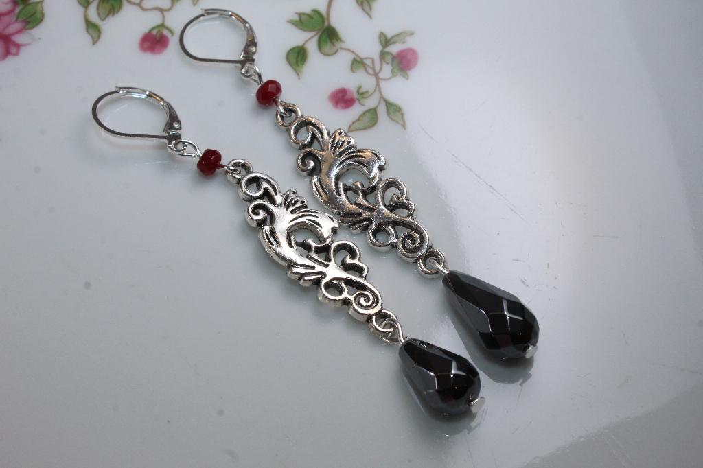 Ornament oorbellen met gitzwarte hematiet en rode ruby, Sieraden, Tassen en Uiterlijk, Oorbellen, Overige materialen, Hangers