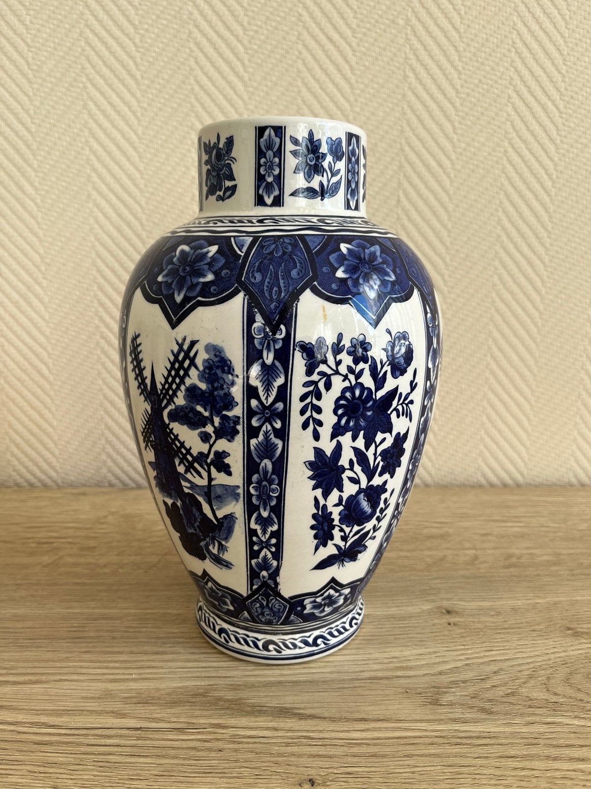 Antieke Delfts Blauwe Vaas met Molen en Bloemen, Ophalen