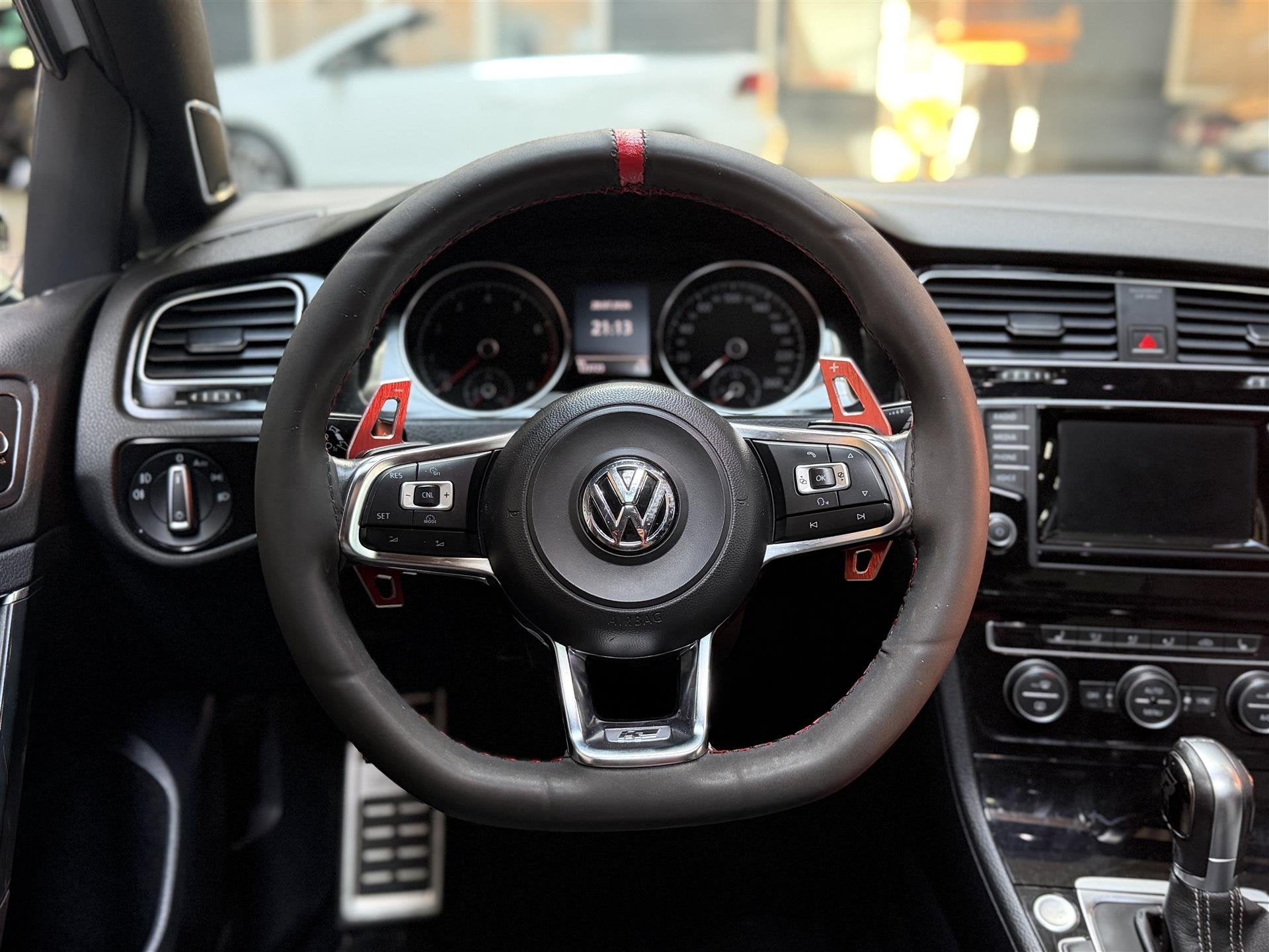 Foto 20 van Volkswagen Golf 1.4 TSI DSG | R-Line | Pano | Akra | Maxton