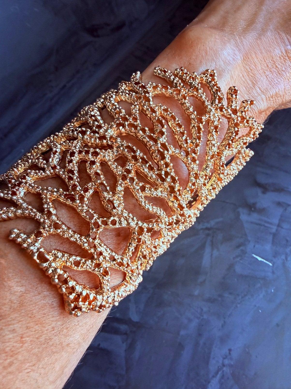 KORAAL RELIËF ARMBAND, KLEUR GOUD, NIEUW 💛💛💛, Ophalen of Verzenden, Nieuw, Goud, Overige materialen