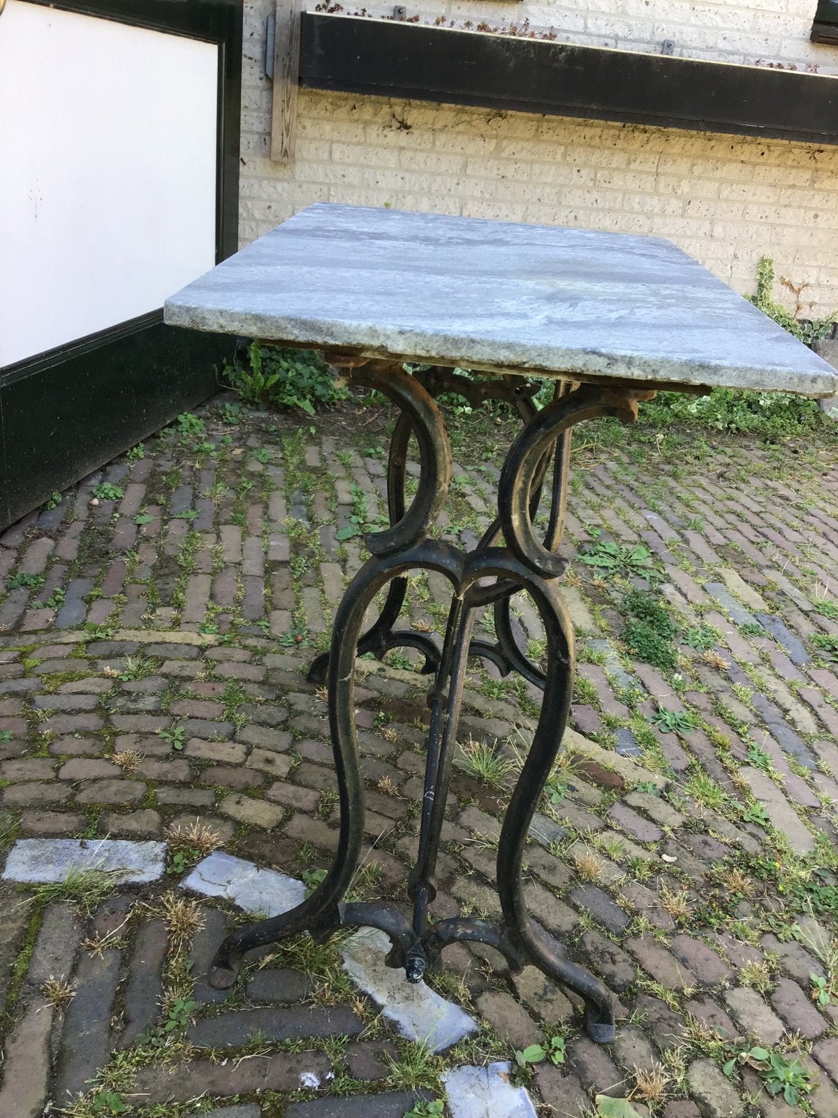 Buitentafel met marmeren blad en gietijzeren onderstel, Ophalen, Gebruikt, Tot twee personen, 50 tot 100 cm