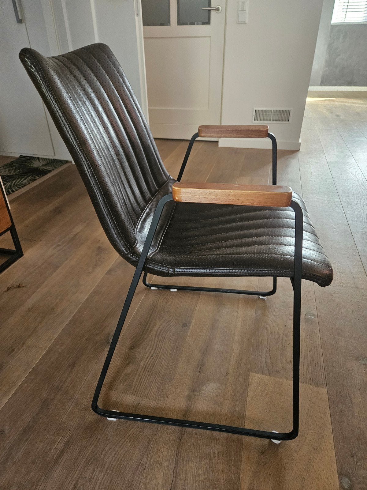 Moderne eetkamerstoel met armleuningen - Bruin leer, Ophalen, Gebruikt, Bruin, Leer