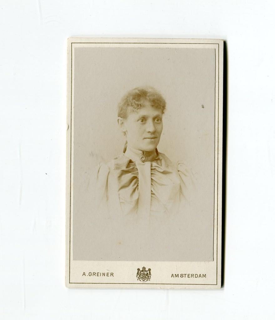 Carte de Visite. A. Greiner, Amsterdam. Met schutblad., Verzamelen, Foto's en Prenten, Foto, Ophalen of Verzenden, Zo goed als nieuw