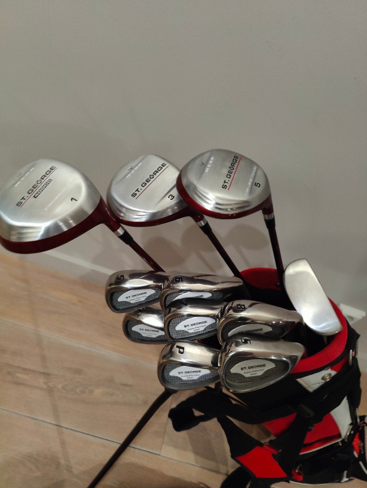 Foto 2 van Complete MODERNE golfset dames, als NIEUW in golftas