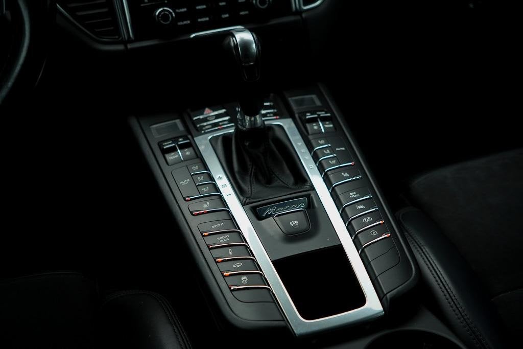 Foto 16 van Porsche Macan 3.0 GTS / Pano / Luchtvering / Trekhaak / Spor
