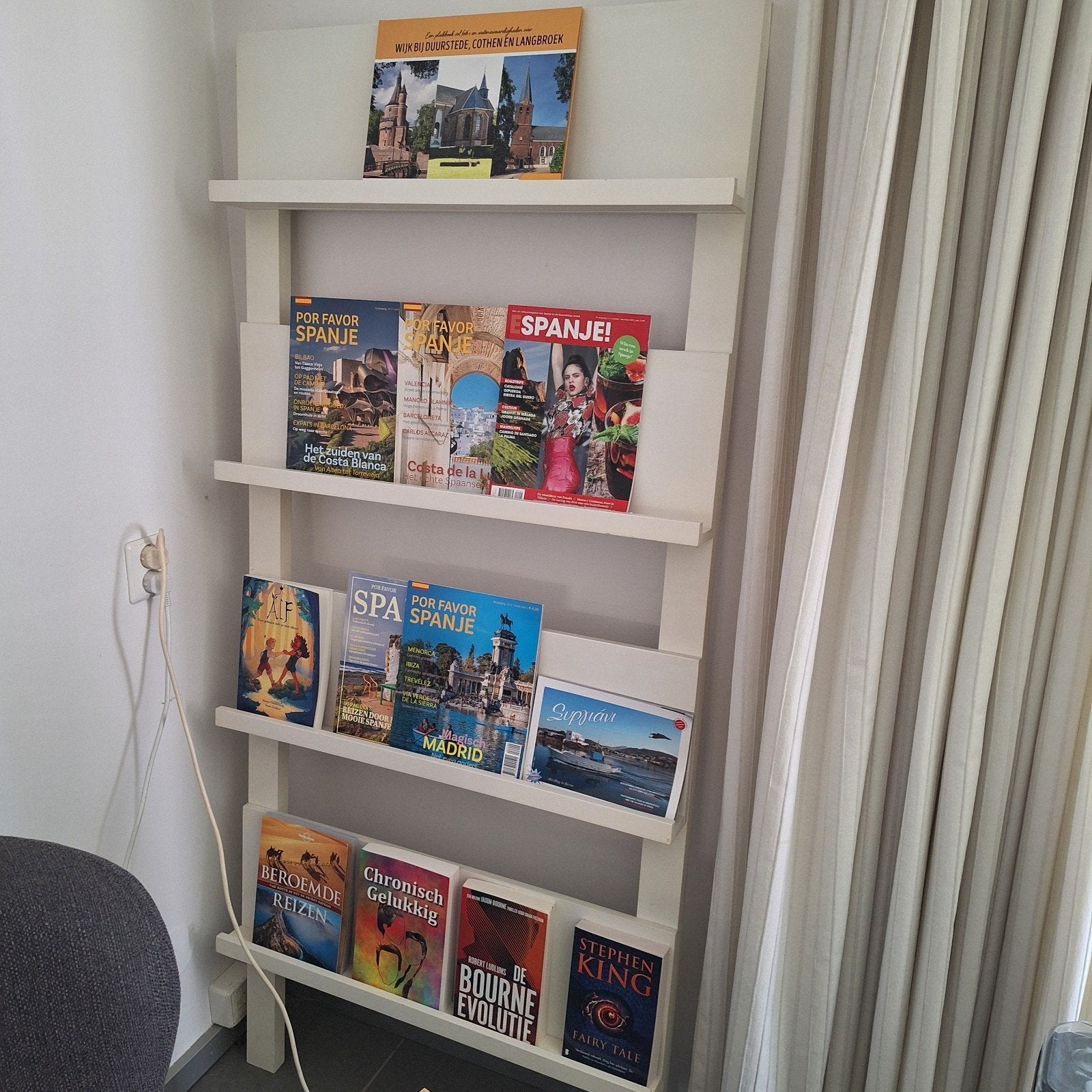 Stijlvol wit lectuurrek met 4 vakken, Huis en Inrichting, Woonaccessoires | Krantenbakken en Lectuurbakken, Ophalen, Meerdere vakken