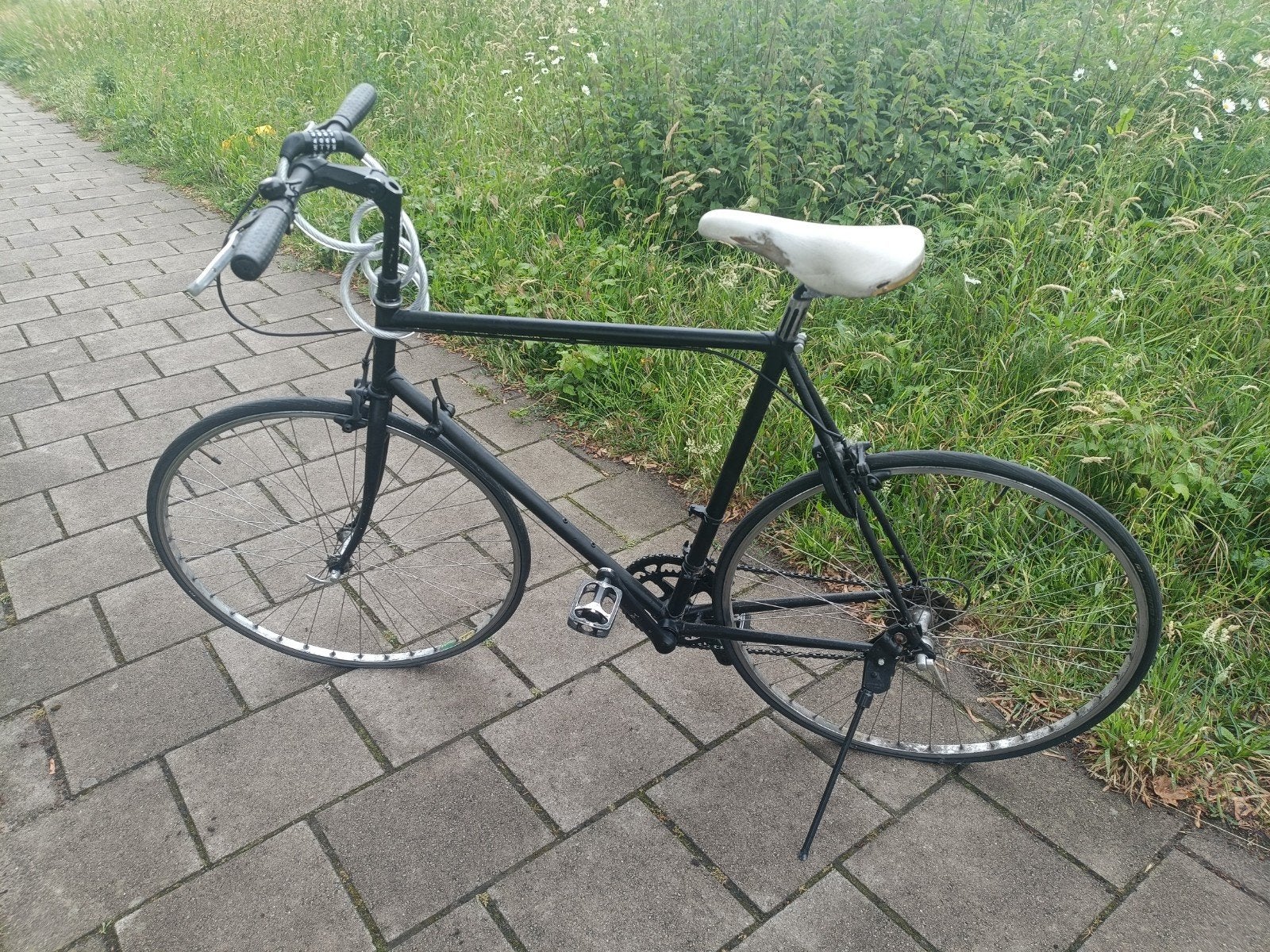 Zwarte fiets met recht stuur - banden plat, Ophalen of Verzenden, Gebruikt, Overige merken