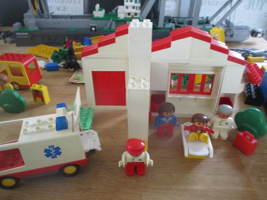 DUPLO ZIEKENHUIS, Kinderen en Baby's, Speelgoed | Duplo en Lego, Gebruikt, Overige thema's, Ophalen of Verzenden, Compleet
