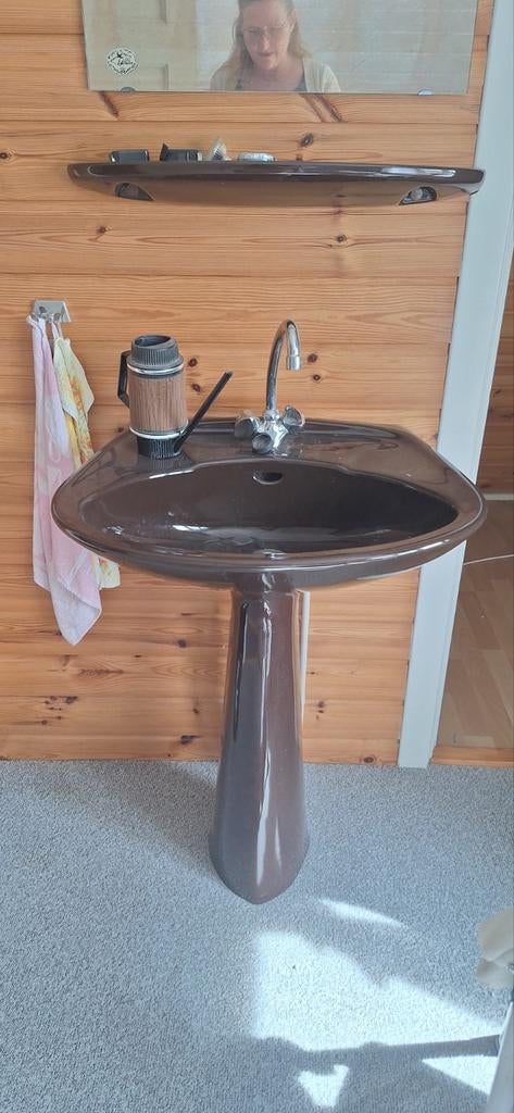 Bruine wastafel met zuil en kraan, Doe-het-zelf en Verbouw, Sanitair, Ophalen, Gebruikt, Chroom, Wastafel