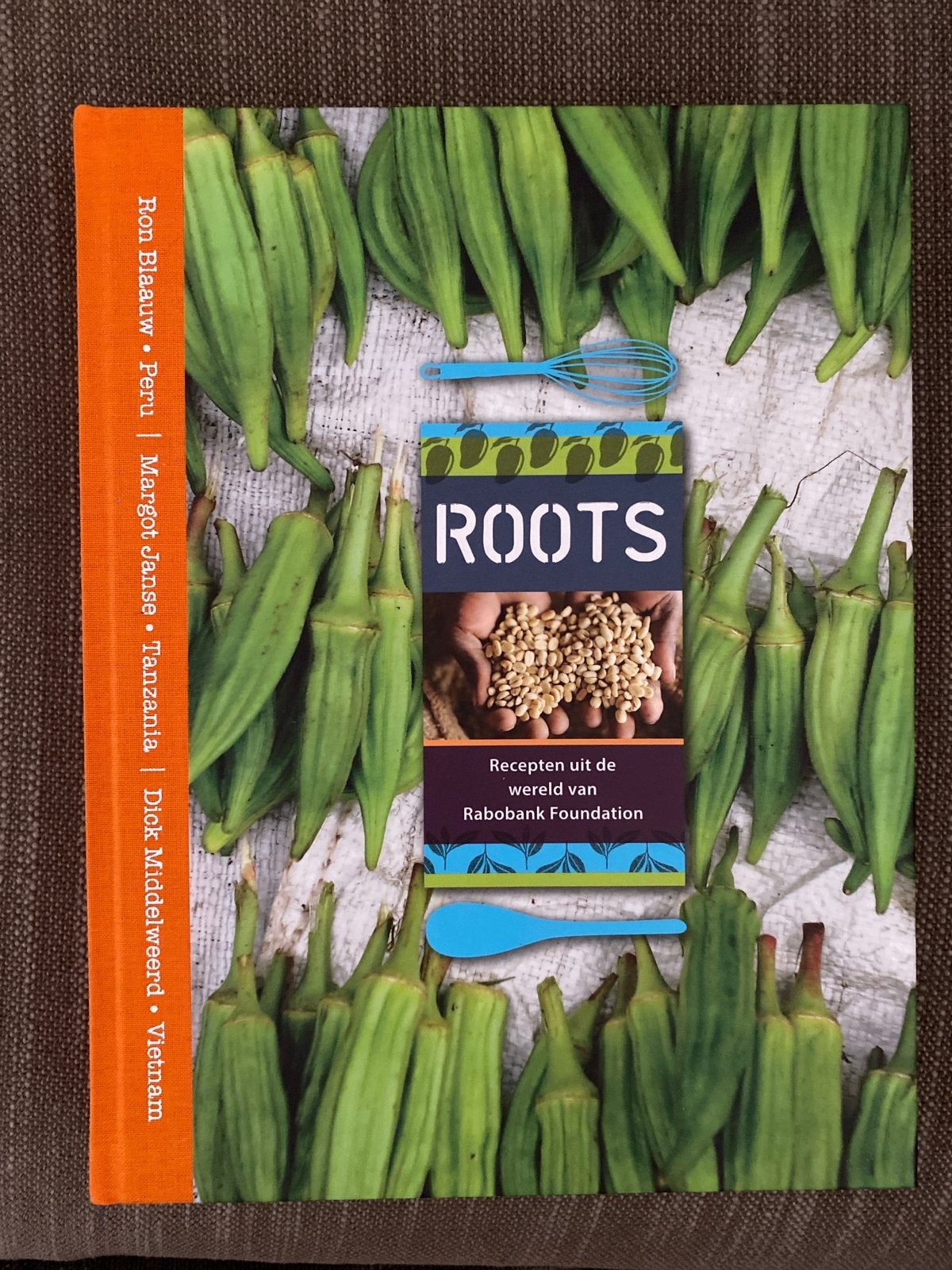 Roots: Recepten uit de wereld van Rabobank Foundation, Boeken, Voorgerechten en Soepen, Ophalen of Verzenden, Zo goed als nieuw