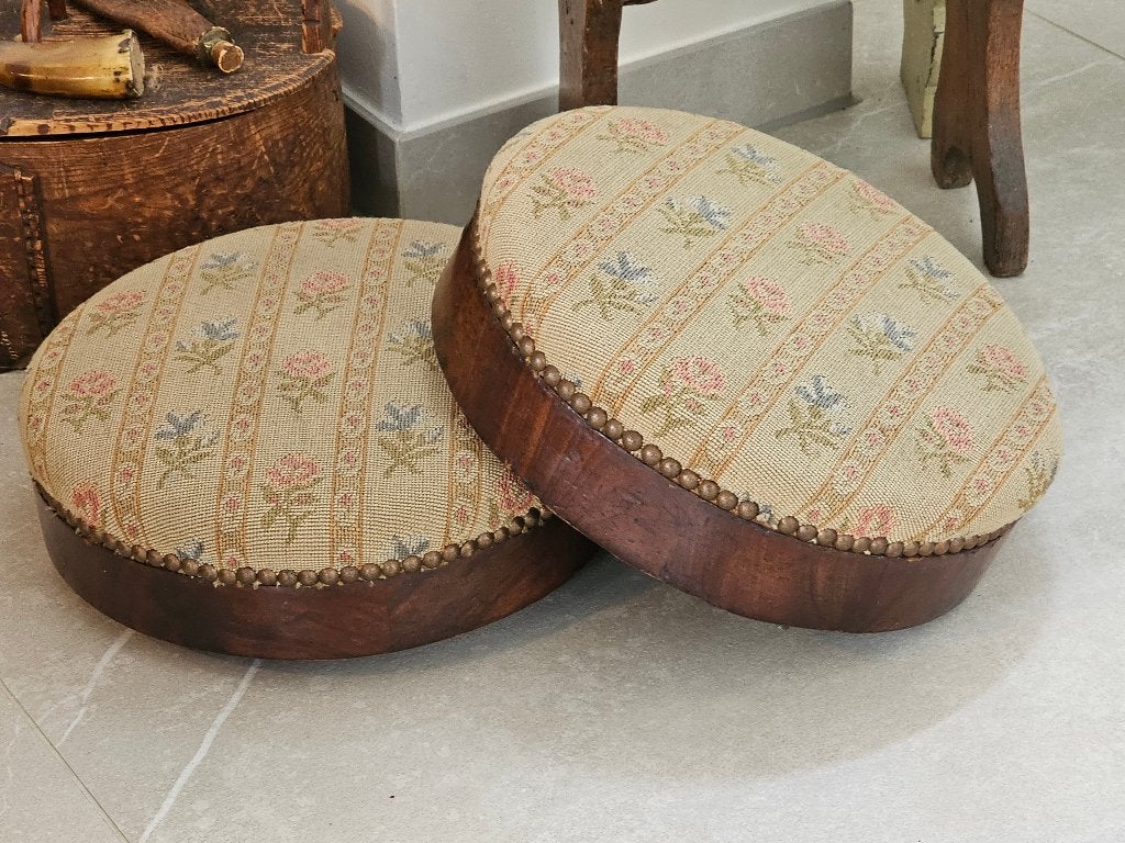 Antiek mahonie voetenbankje, petit point geborduurd wieltjes, Antiek en Kunst, Ophalen of Verzenden