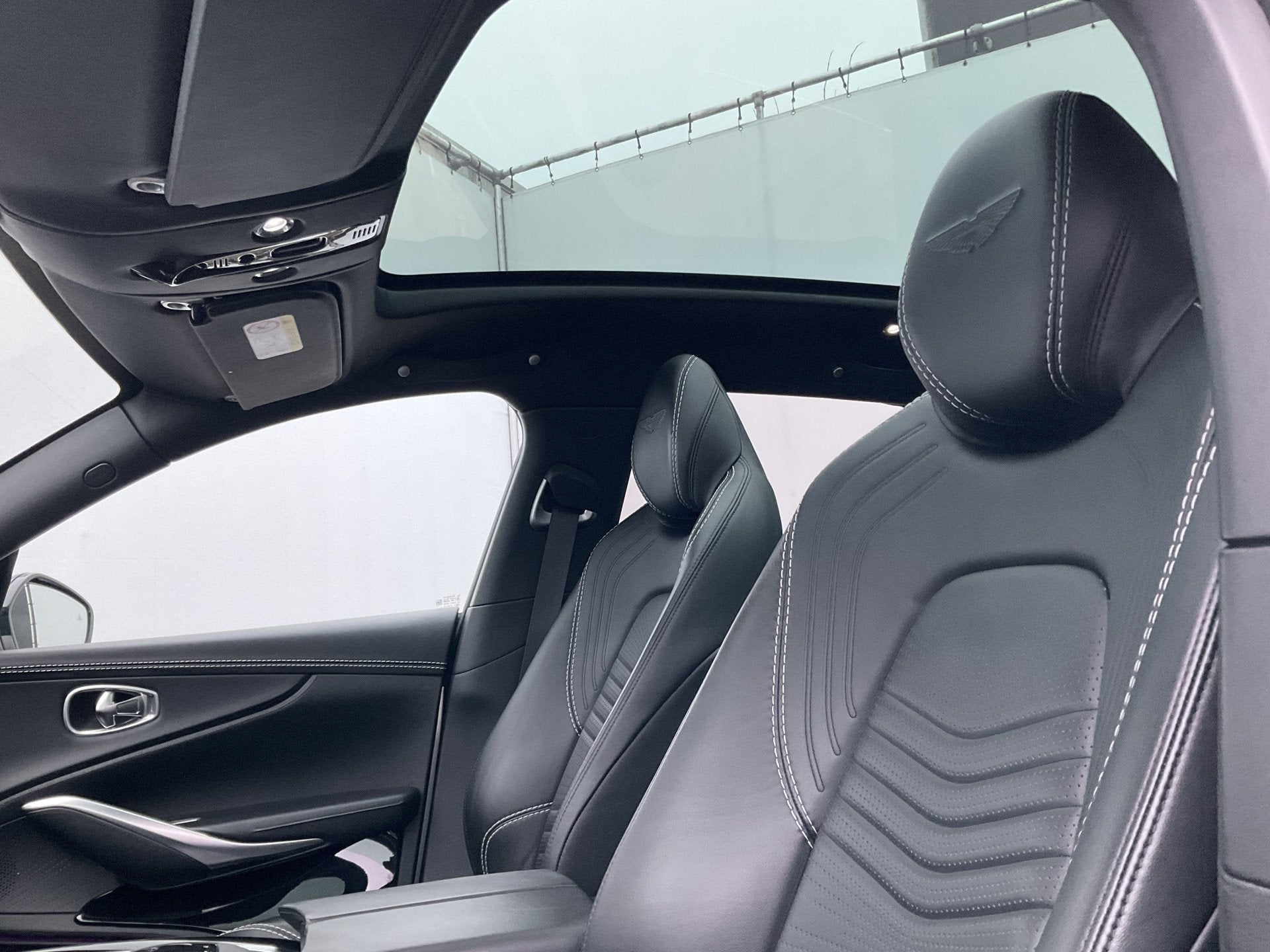 Foto 73 van Aston Martin Dbx 4.0 V8 360 Memory Stoelverw/koeling Sfeer