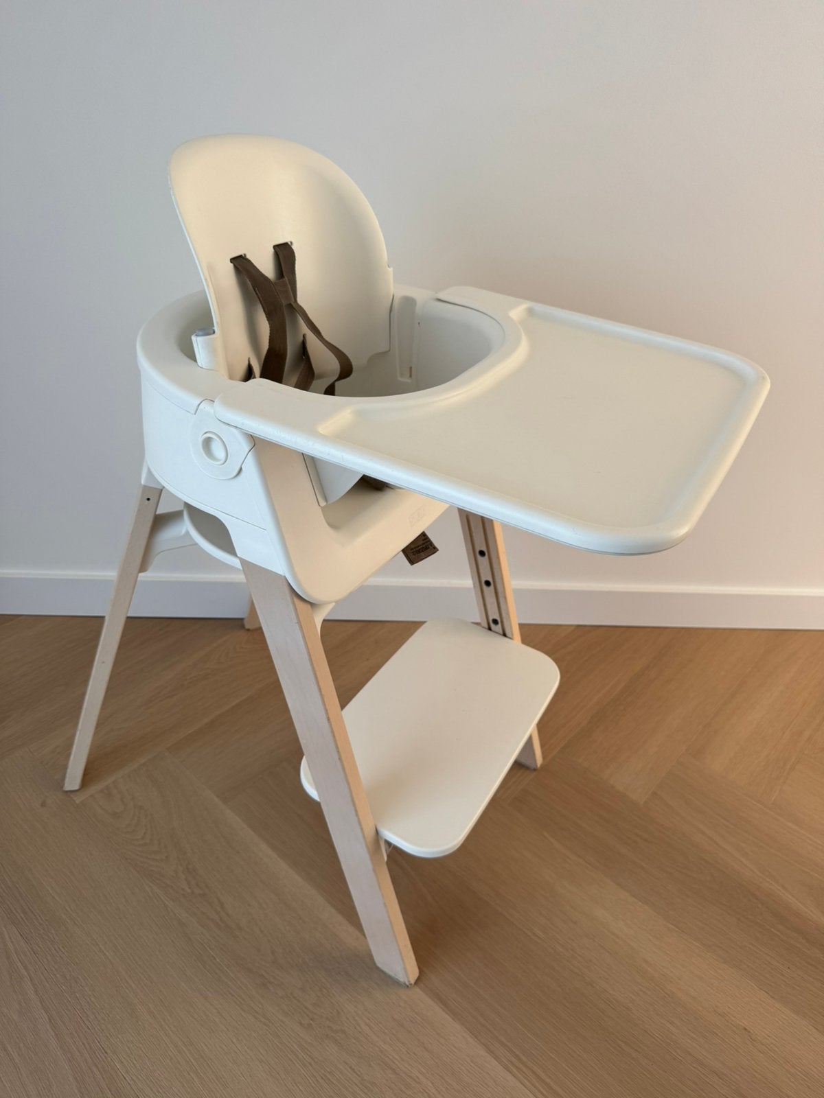 Stokke steps wit/white wash eiken + babyset + dienblad, Ophalen, Zo goed als nieuw, Meegroeistoel