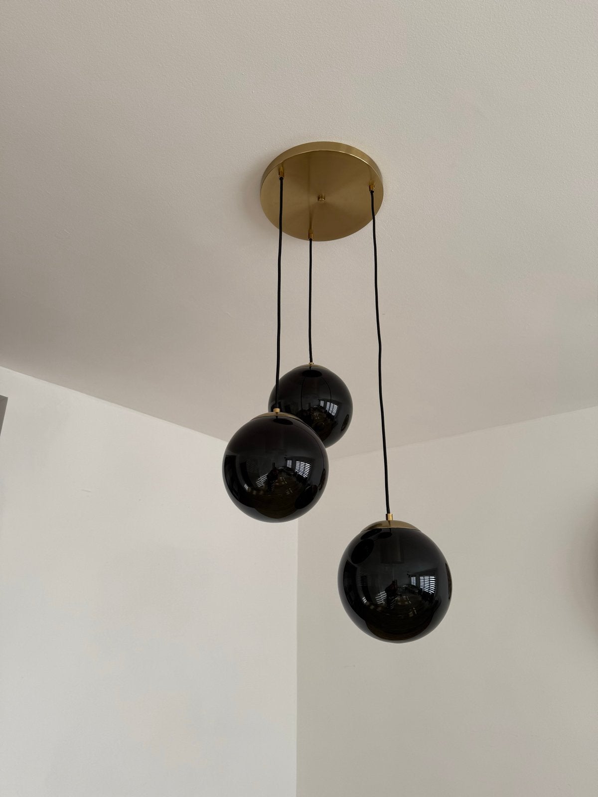 2x hanglamp met 3 zwarte glazen bollen, Ophalen, Zo goed als nieuw, Glas, E14 (klein)