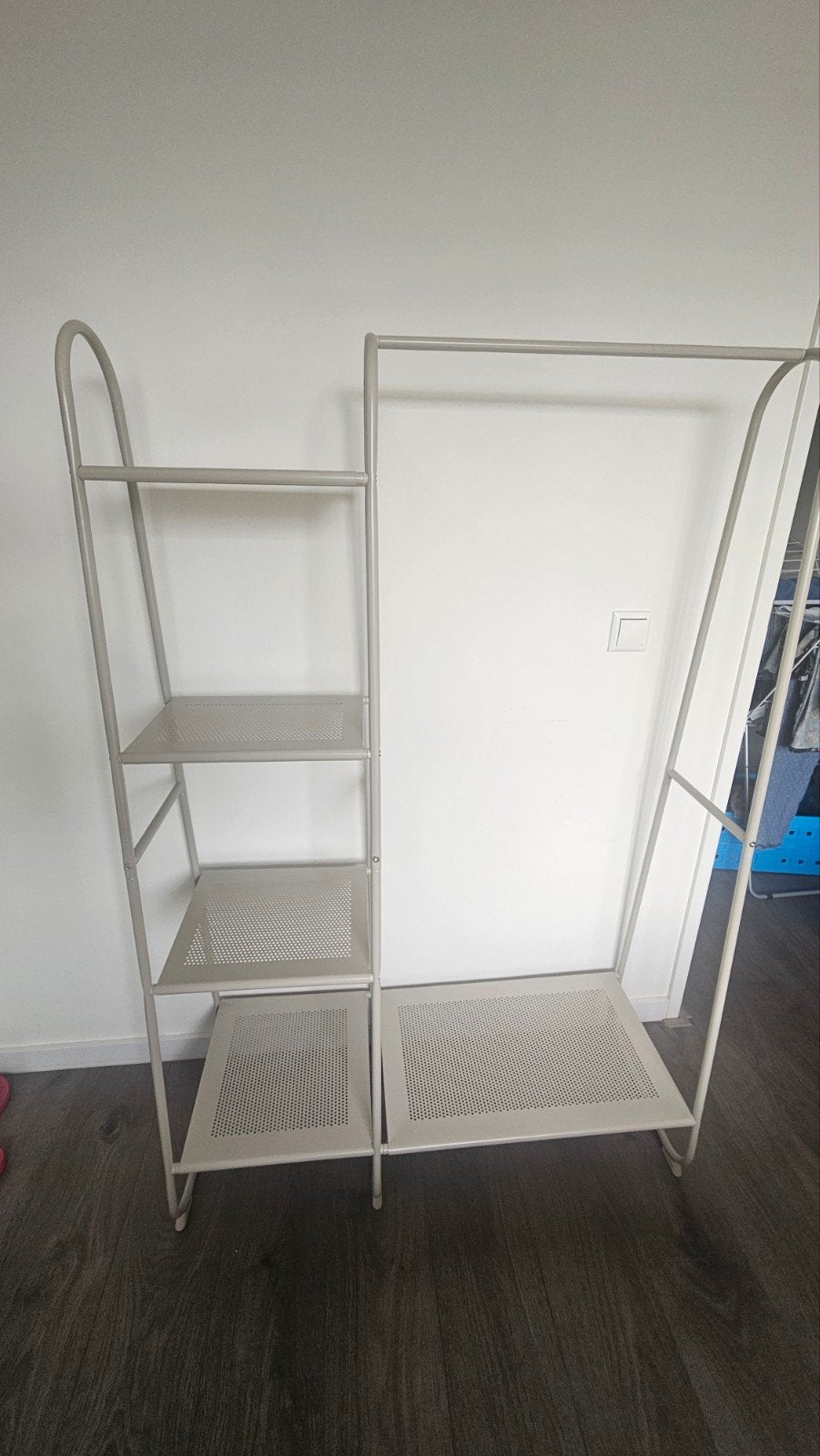 Beige kledingrek met schappen van Jysk - Zo goed als nieuw, Kleding | Dames, Kledingrekken, Ophalen, Zo goed als nieuw