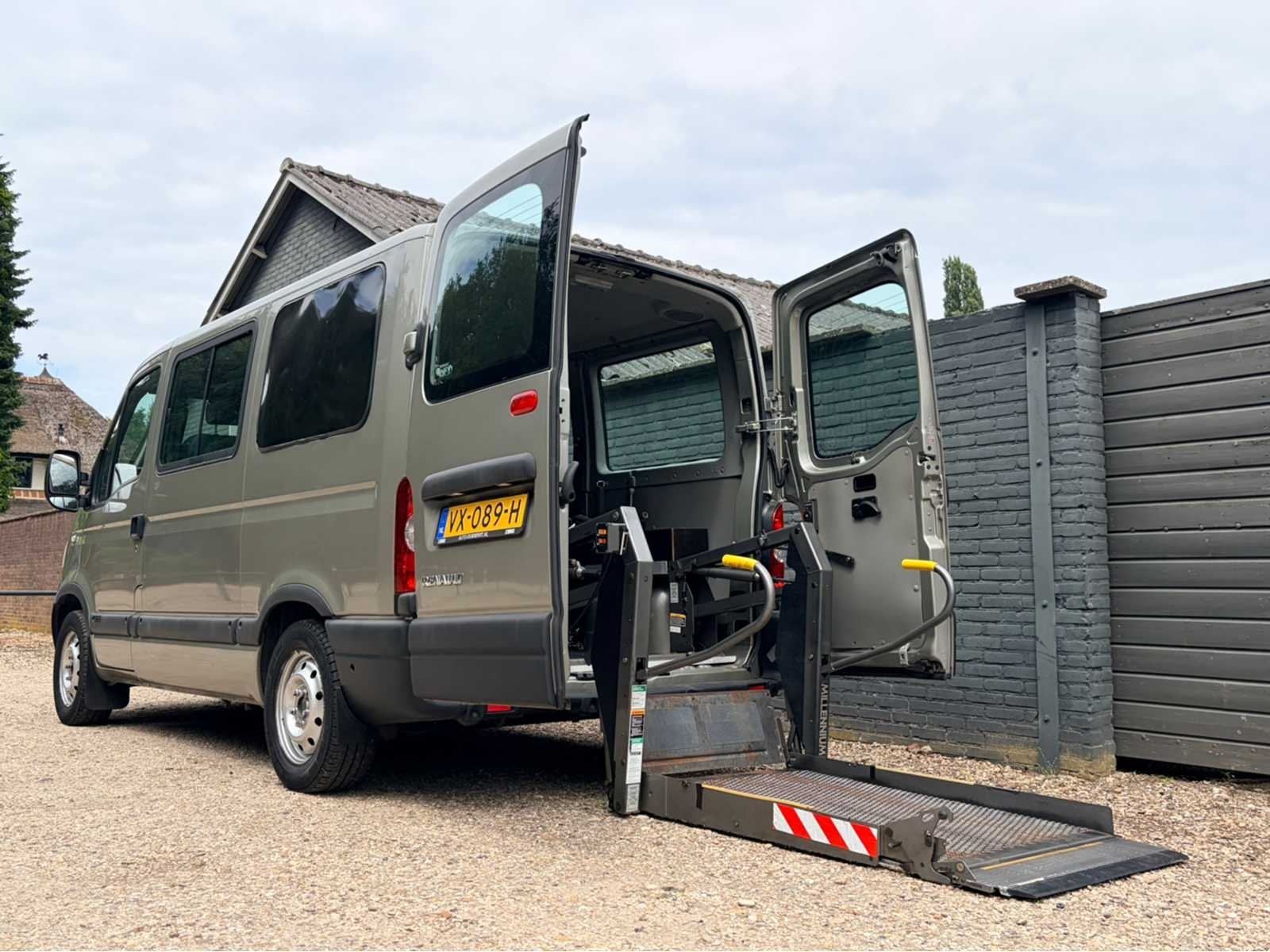 ROLSTOELBUS Renault Master automaat T28 2.5 dCi L1H1 DC Pers, 2175 kg, Gebruikt, Overige carrosserieën, 4 stoelen