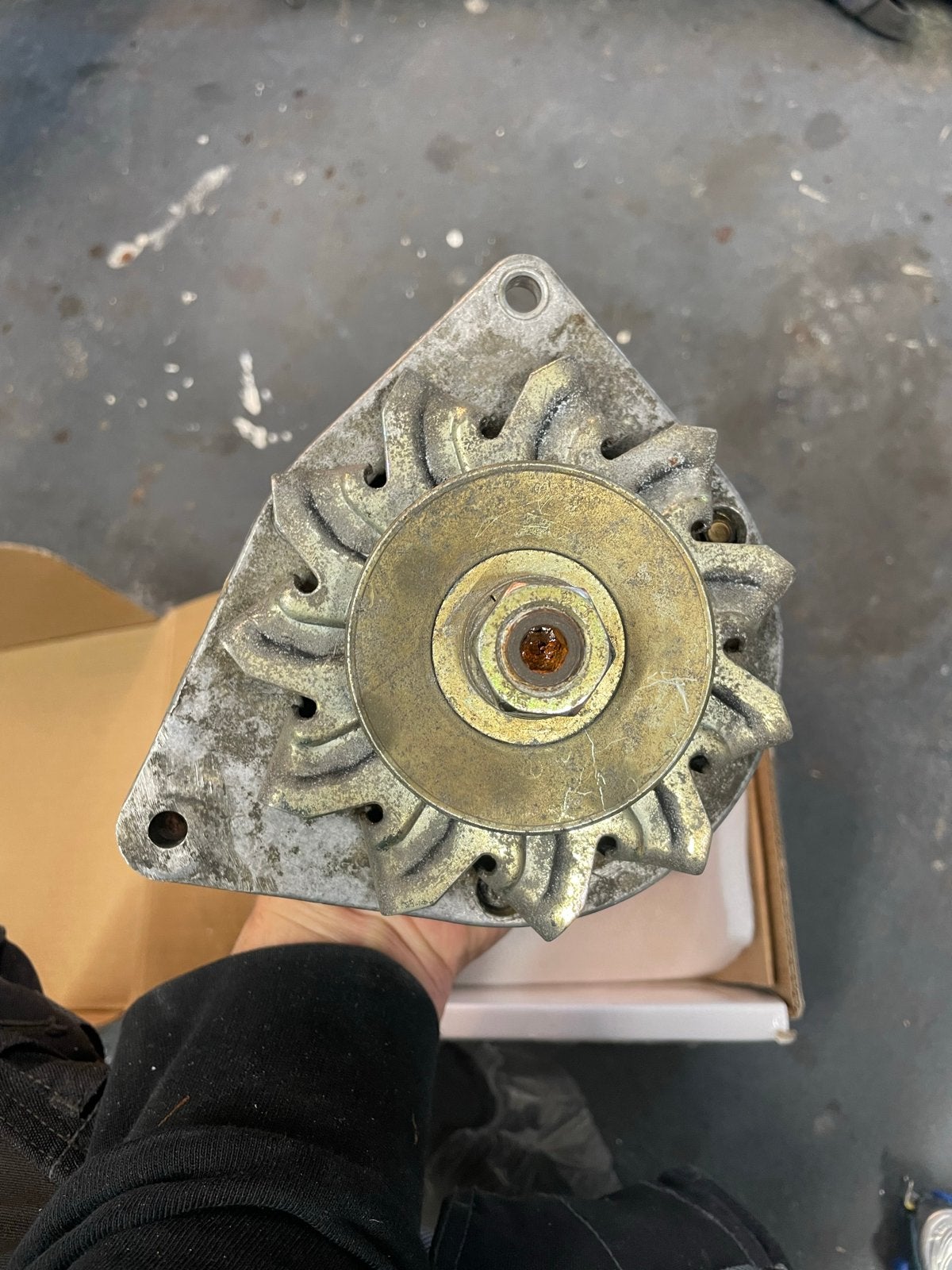 Dynamo Iskra AAG1328 14V 33A - Gebruikt, Ophalen, Gebruikt, Universele onderdelen