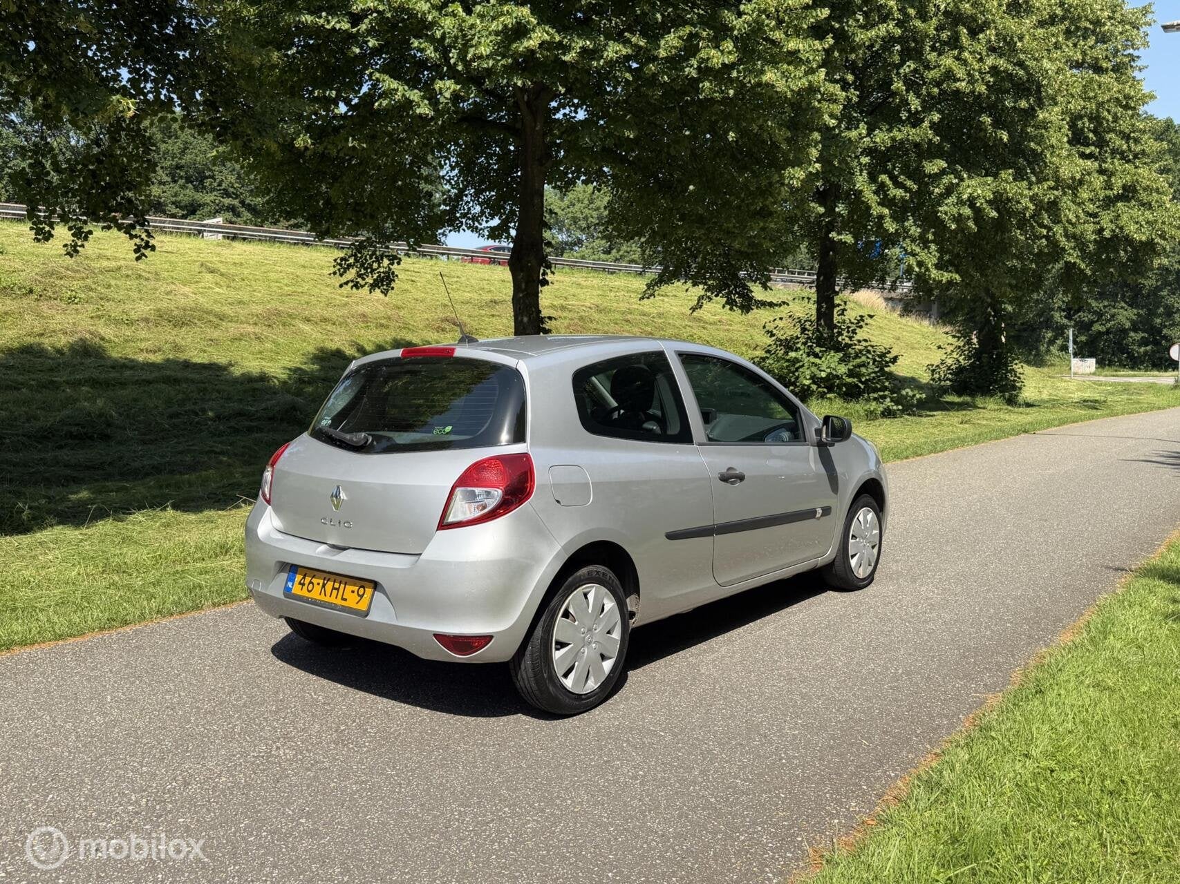 Renault Clio 1.2 Special Line*AIRCO*ELEK.RAMEN*LAGE KM*NAP, Voorwielaandrijving, Gebruikt, Zwart, 4 cilinders