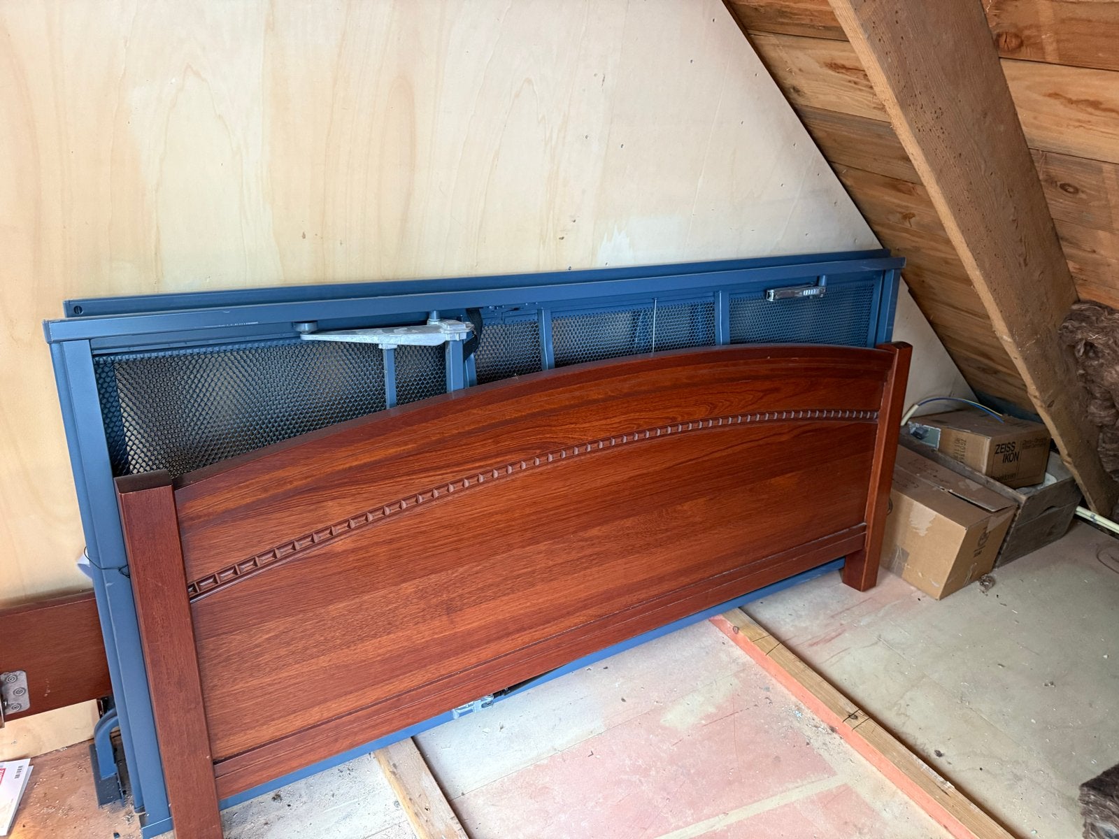 Tweepersoonsbed met houten hoofdbord en metalen frame, Ophalen, Gebruikt, Bruin, Robuust eiken