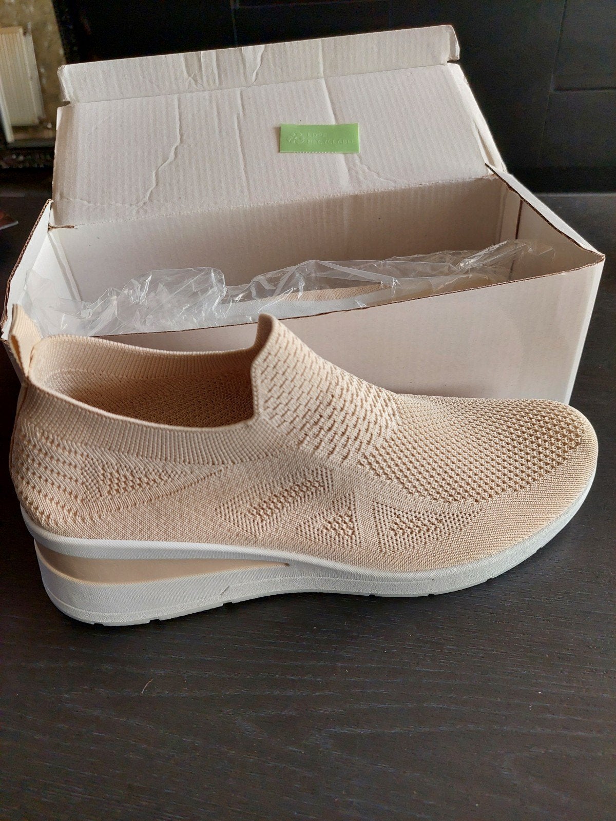 Instappers met sleehak nieuw maat 40, Kleding | Dames, Nieuw, Ophalen of Verzenden, Instappers, Beige