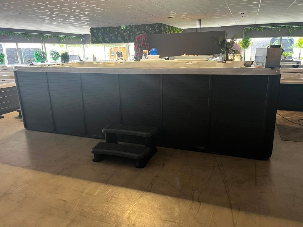 LUXE ZWEMSPA 5 METER-73 JETS VAN €16.995 VOOR €12.995