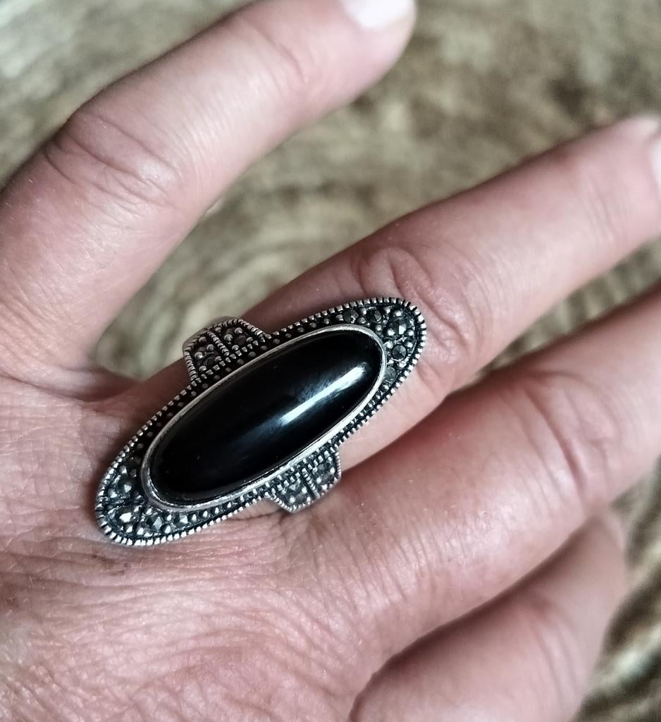Mooie zilveren ring met onyx en marcasiet, nieuw, ongedragen, 18 tot 19, Verzenden, Nieuw, Dame