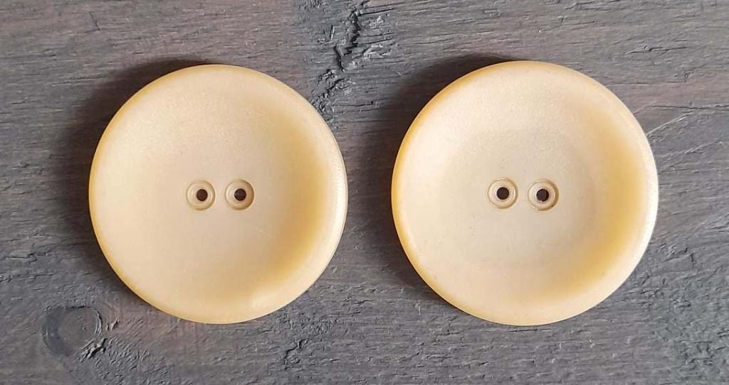 Twee grote KNOPEN. Kleur taupe. Doorsnee knoop 39 mm, Hobby en Vrije tijd, Ophalen of Verzenden, Zo goed als nieuw, Knoop of Knopen