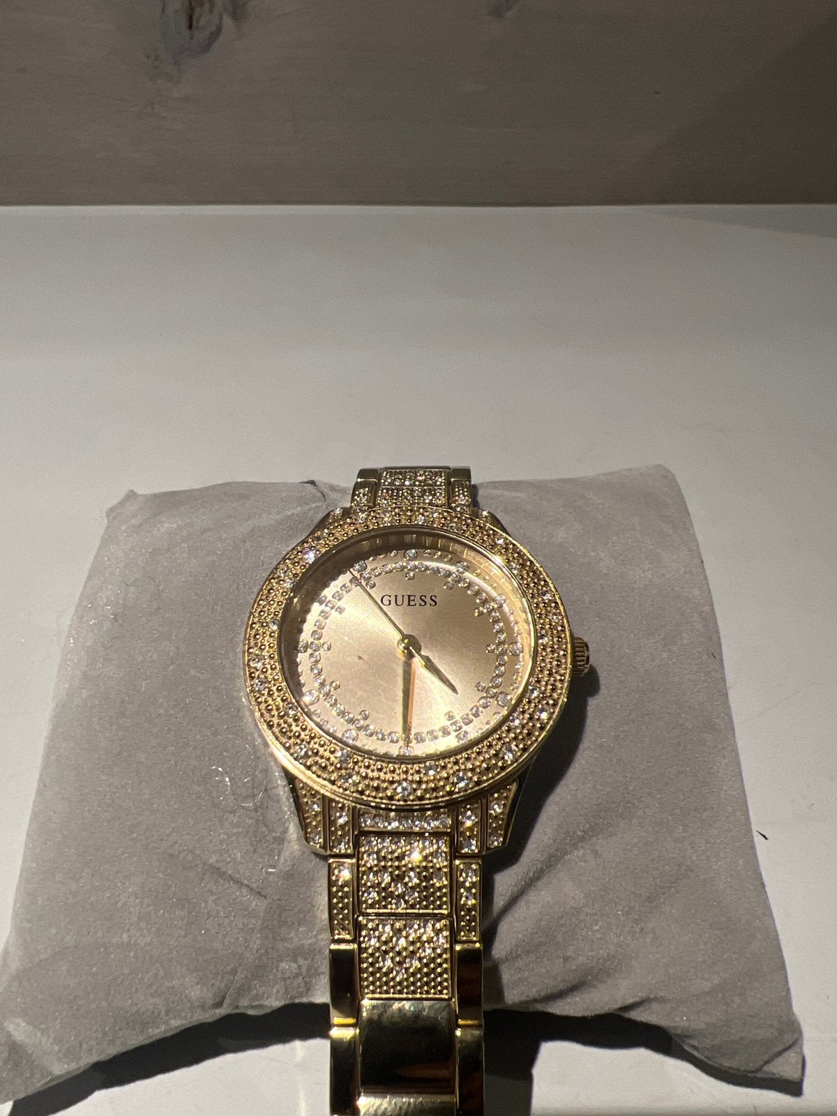 Gouden Guess dameshorloge met strass steentjes, Sieraden, Tassen en Uiterlijk, Overige materialen, N, N, Ophalen of Verzenden