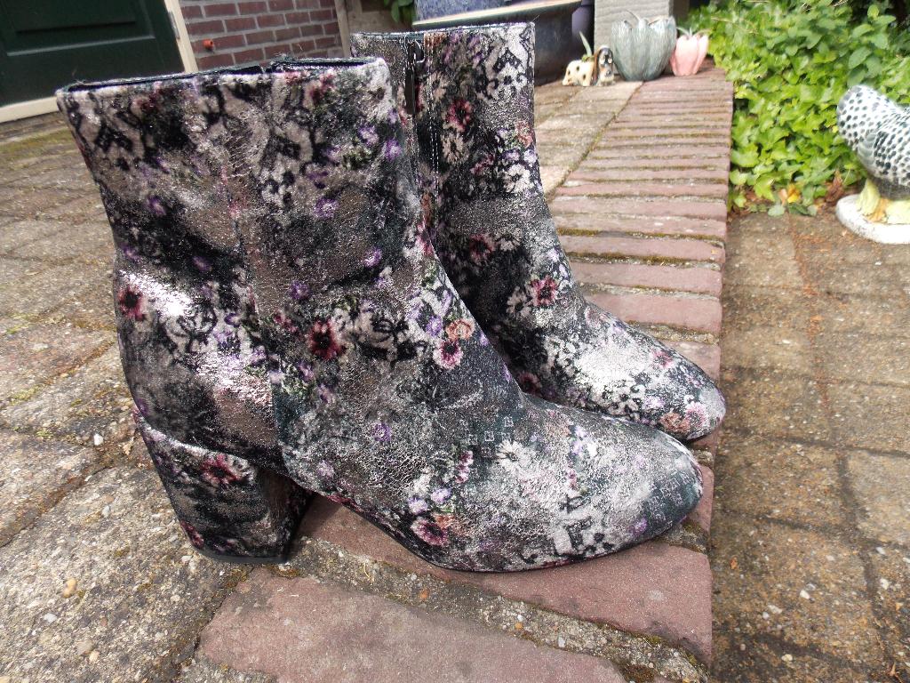 Enkellaars Louisa/Italy bloemen, glans nieuwstaat mt 41, Kleding | Dames, Schoenen, Overige kleuren, Lage of Enkellaarzen, Ophalen of Verzenden