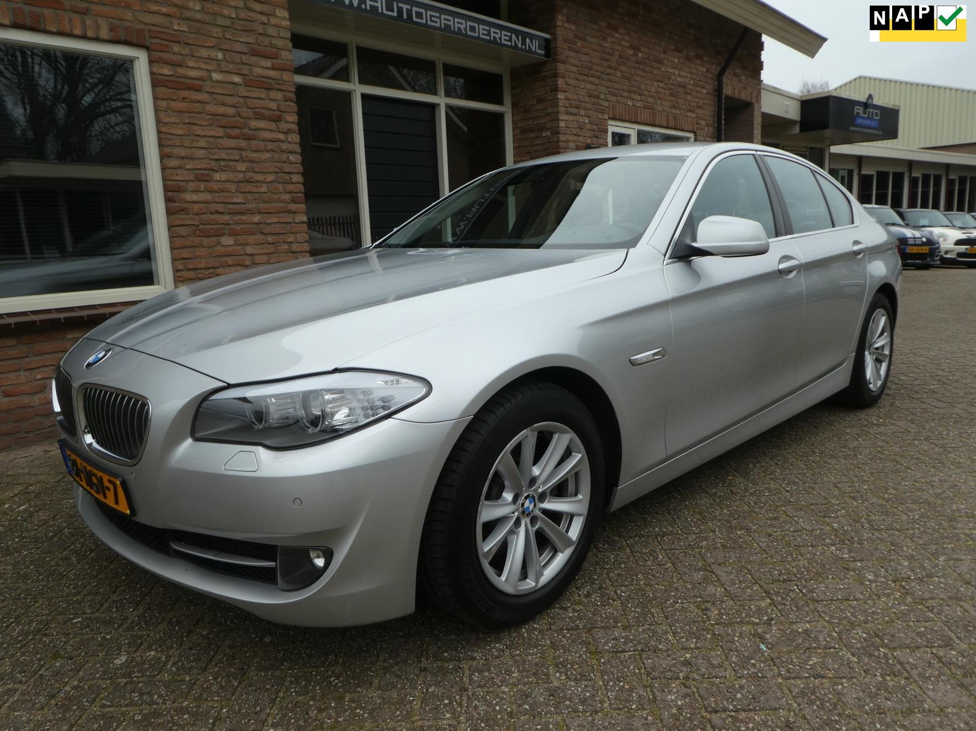 BMW 5-serie 523i High Executive Automaat / Leder / Navi, Auto's, Achterwielaandrijving, Gebruikt, Zwart, 2000 kg