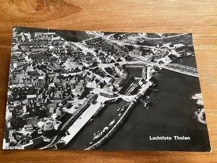 Oude Ansichtkaart jaren ‘60 :Tholen - luchtfoto zwart-wit, Ophalen of Verzenden, 1960 tot 1980, Zeeland